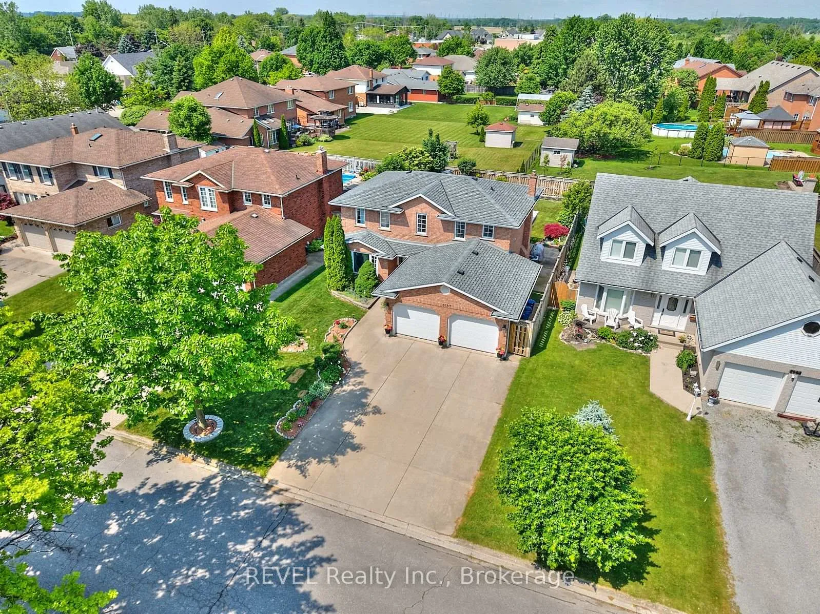 Photo 2 of 8007 Oakridge Drive, Niagara Falls, Mt. Carmel — HOMEH
