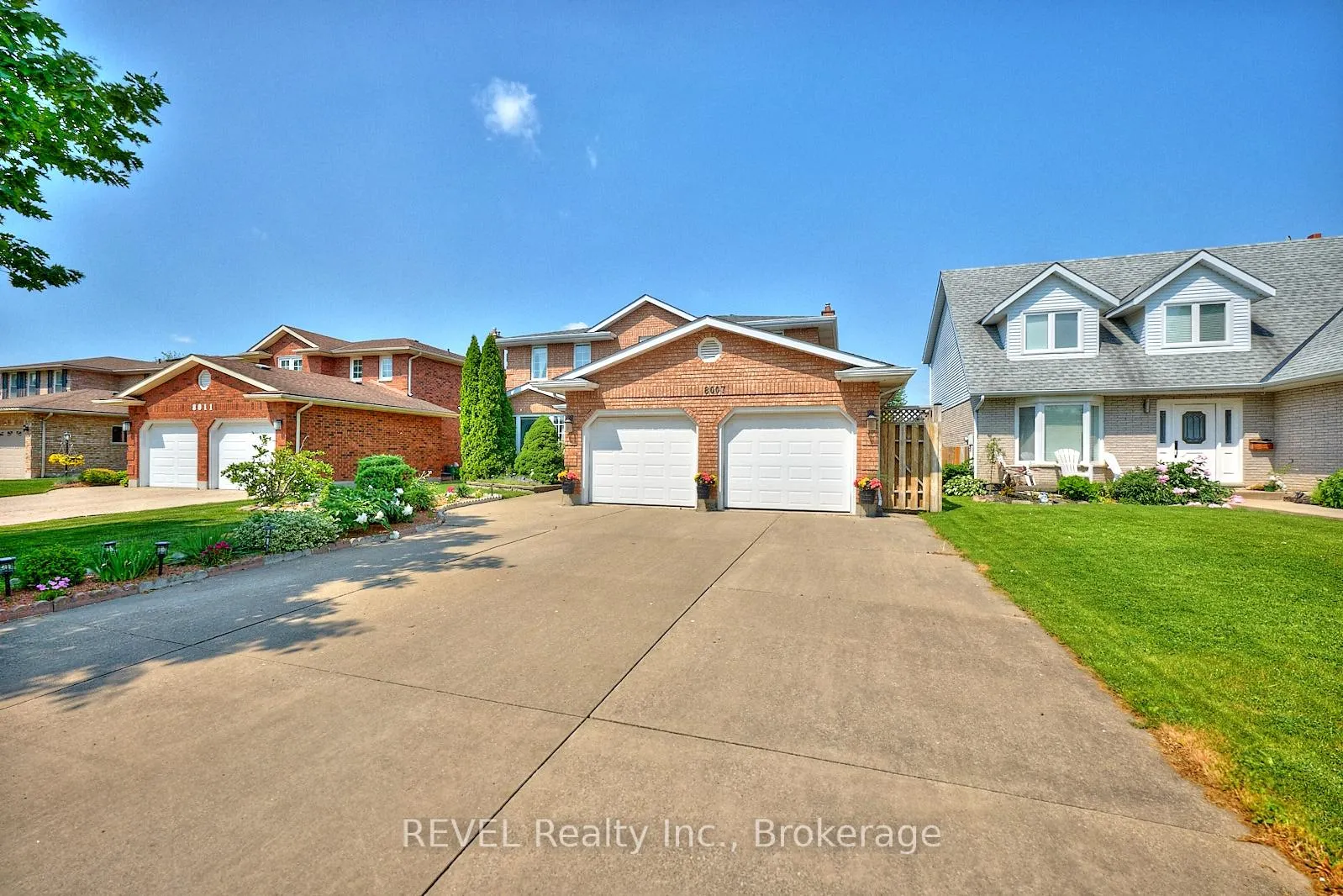 Photo 3 of 8007 Oakridge Drive, Niagara Falls, Mt. Carmel — HOMEH