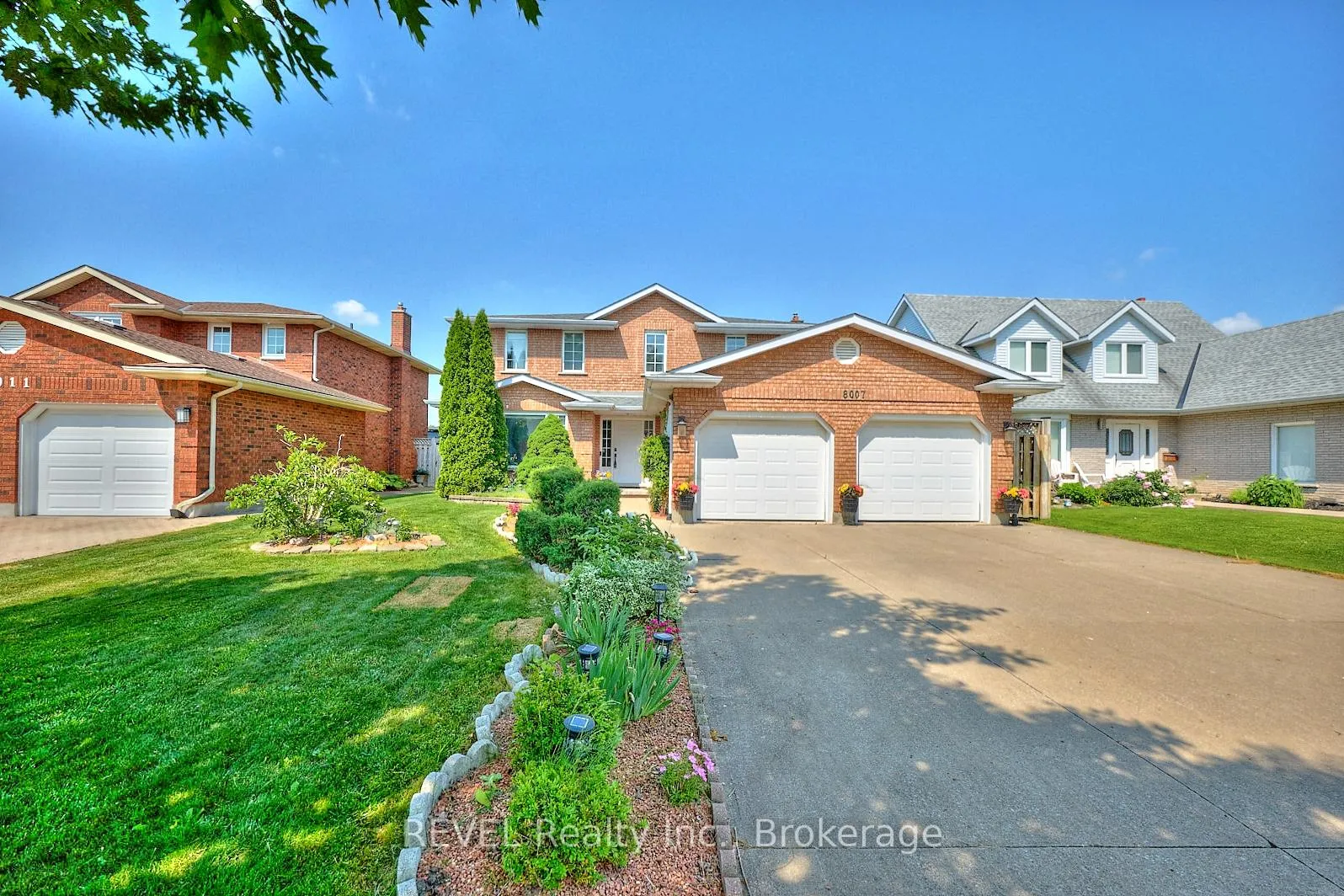 Photo 4 of 8007 Oakridge Drive, Niagara Falls, Mt. Carmel — HOMEH