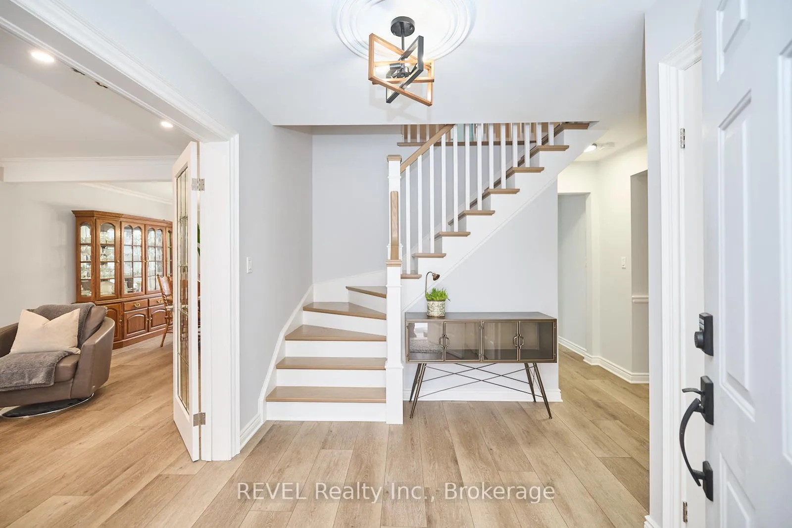 Photo 6 of 8007 Oakridge Drive, Niagara Falls, Mt. Carmel — HOMEH
