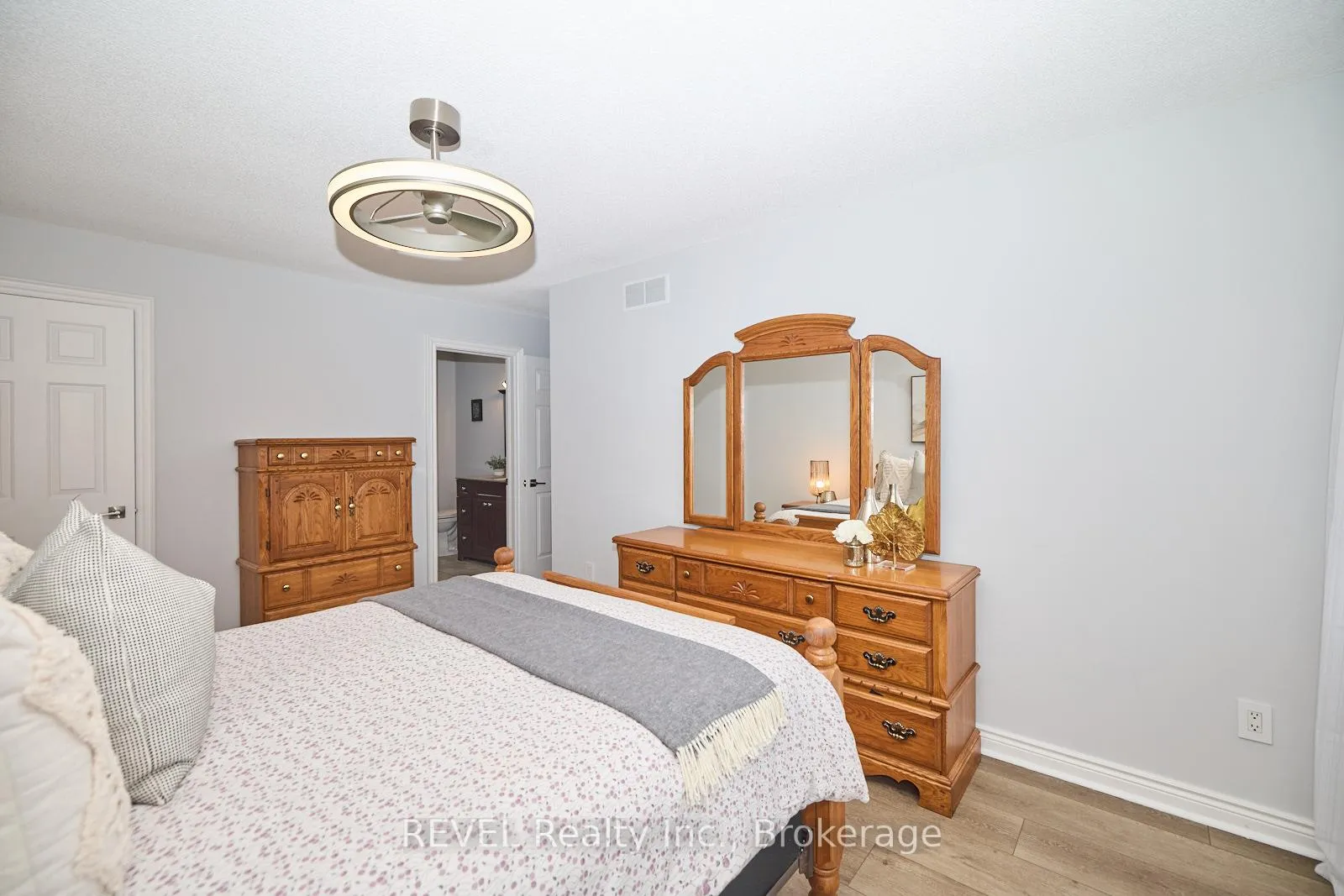 Photo 28 of 8007 Oakridge Drive, Niagara Falls, Mt. Carmel — HOMEH
