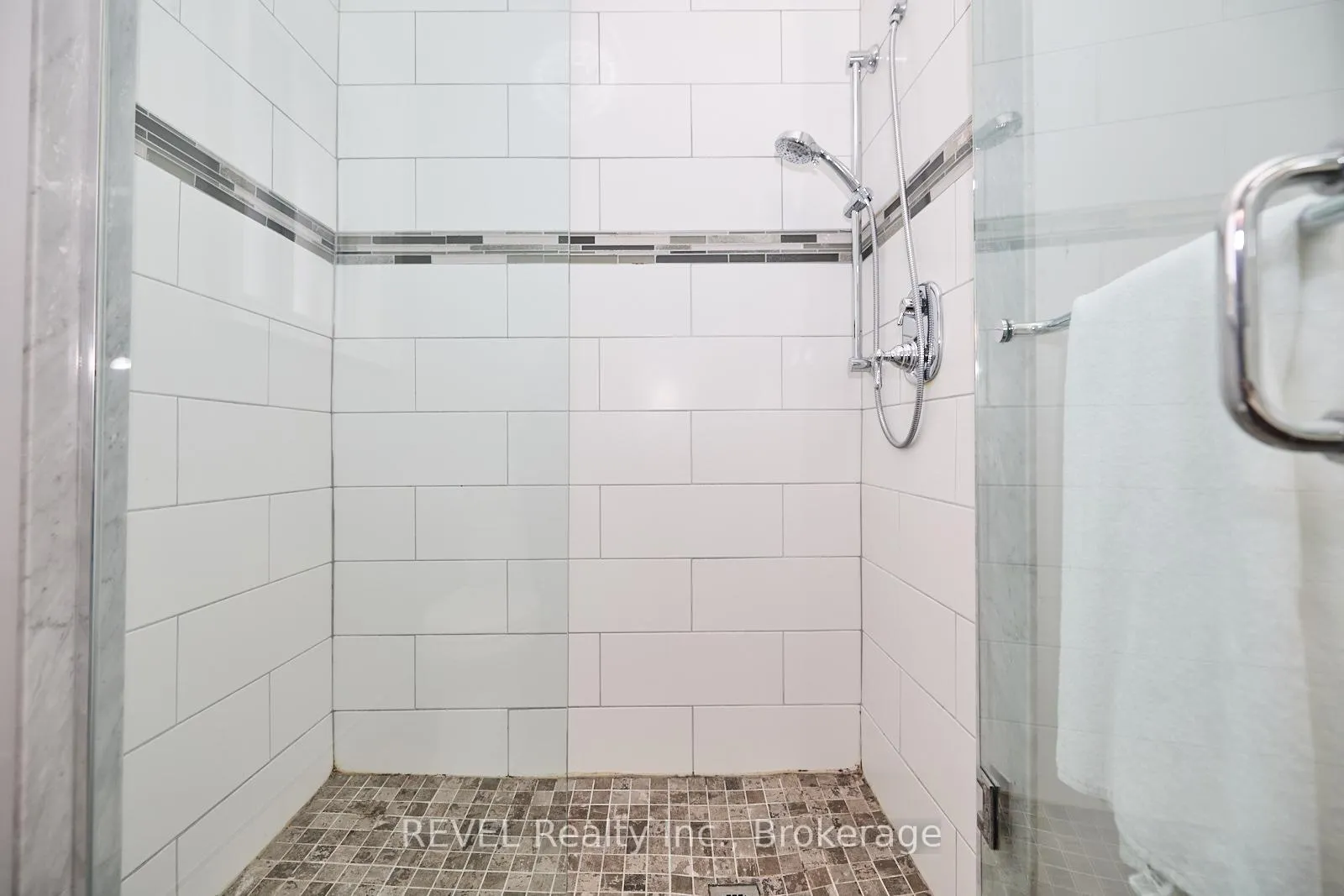 Photo 39 of 8007 Oakridge Drive, Niagara Falls, Mt. Carmel — HOMEH