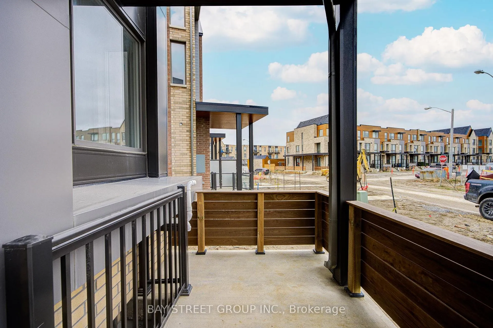 Photo 3 of 414 Lawrence Heights Way, Toronto, Englemount-Lawrence — HOMEH