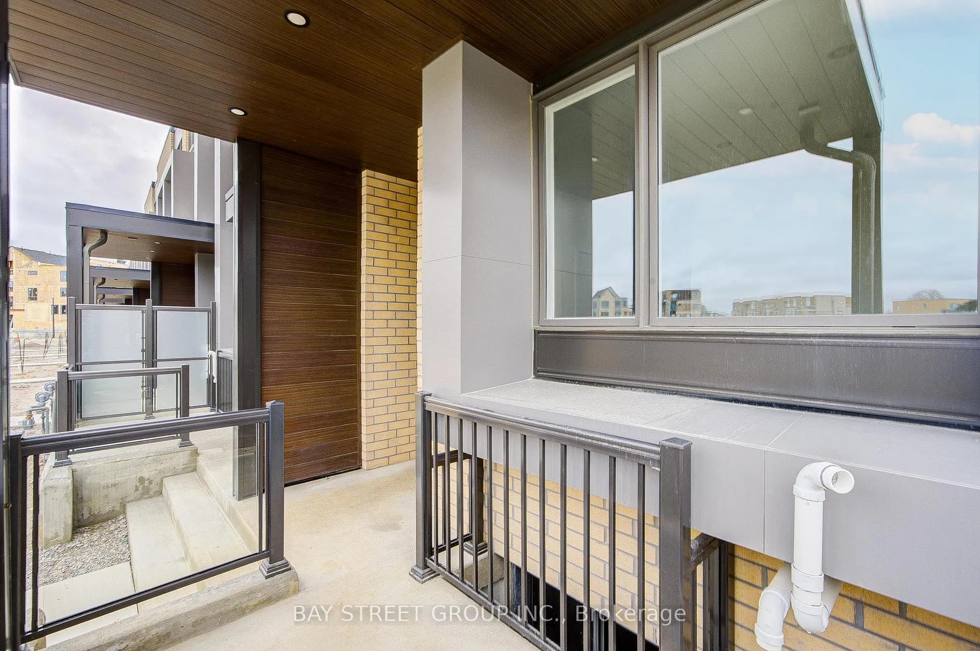 Photo 4 of 414 Lawrence Heights Way, Toronto, Englemount-Lawrence — HOMEH