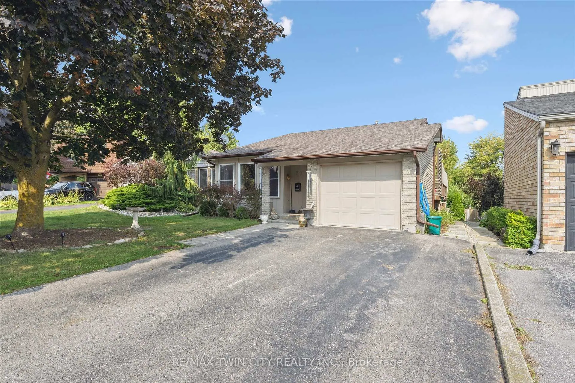 Photo 2 of 31 Saxony Circle, Cambridge, Blair Road — HOMEH