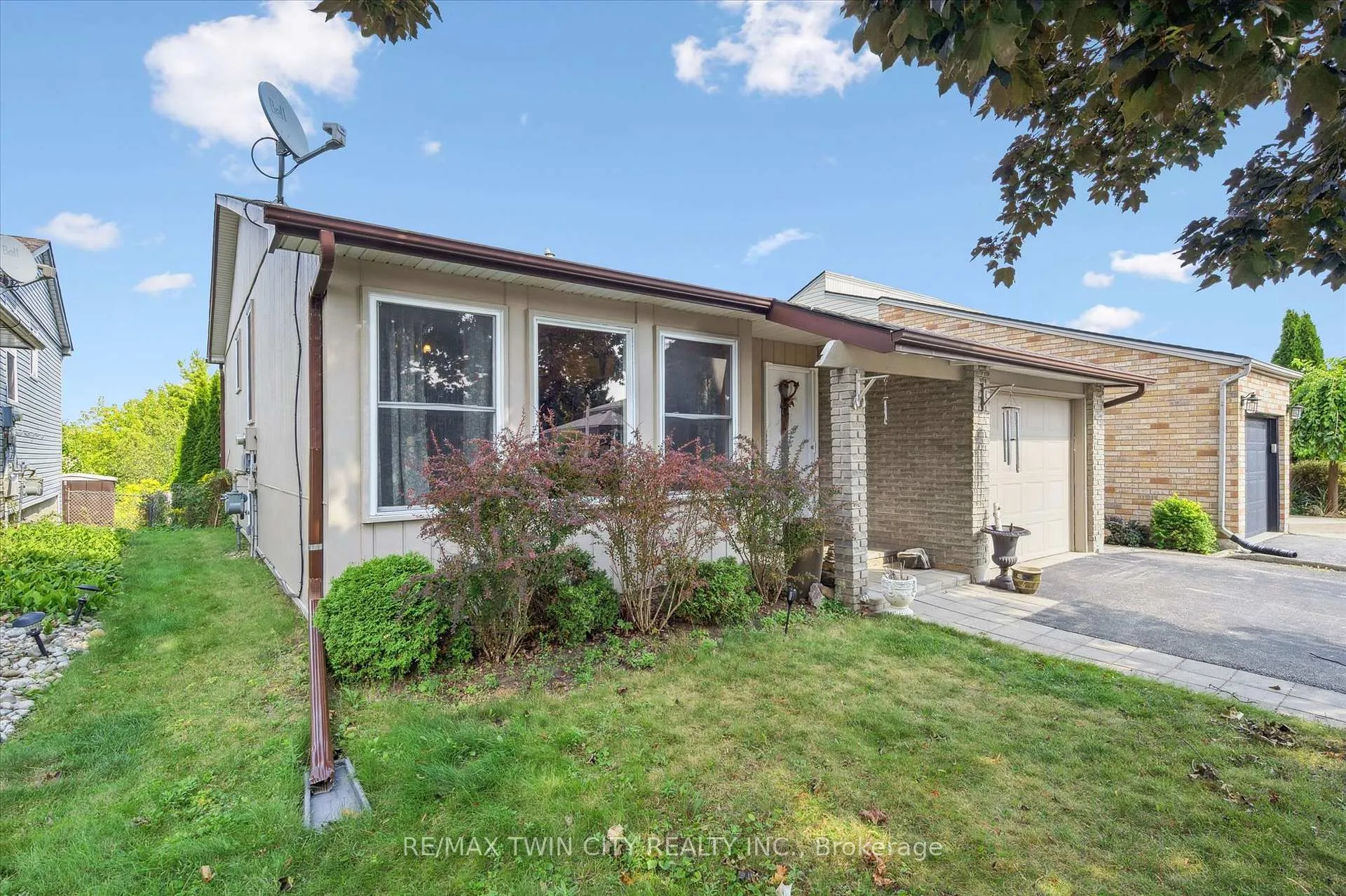 Photo 3 of 31 Saxony Circle, Cambridge, Blair Road — HOMEH