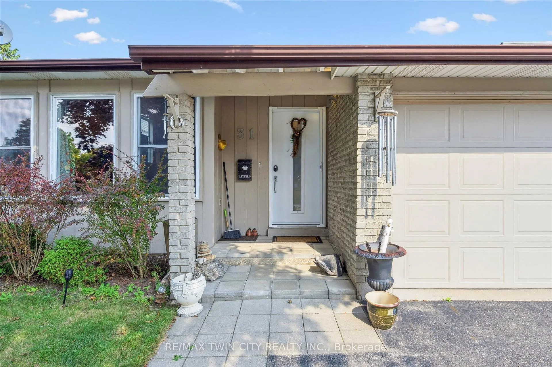 Photo 4 of 31 Saxony Circle, Cambridge, Blair Road — HOMEH