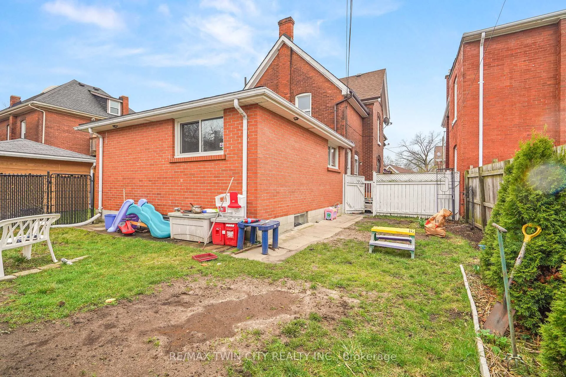 Photo 35 of 10 Henrietta Street, Brantford, Lansdowne — HOMEH