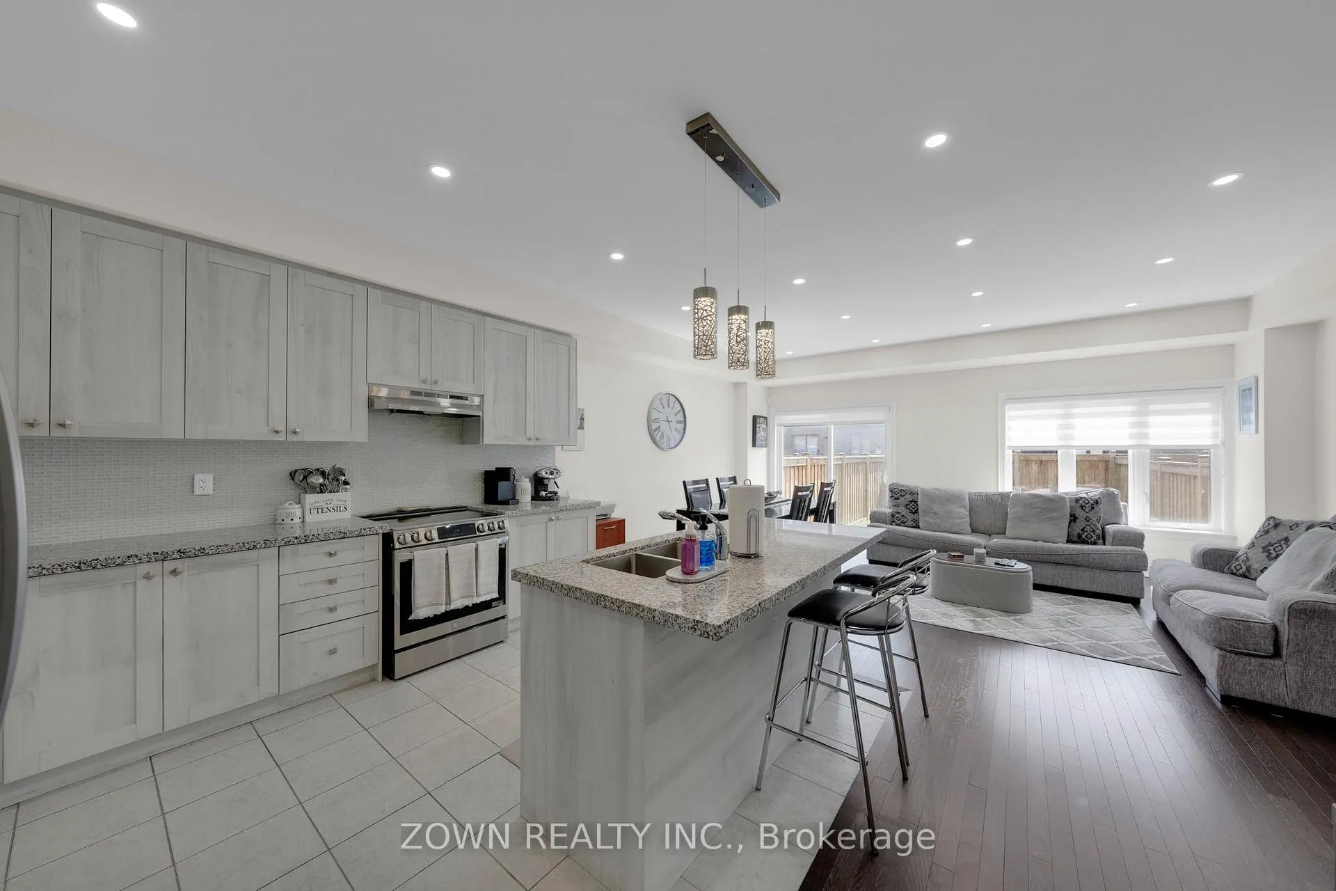 Photo 5 of 81 Lorne Thomas Place, New Tecumseth, Rural New Tecumseth — HOMEH