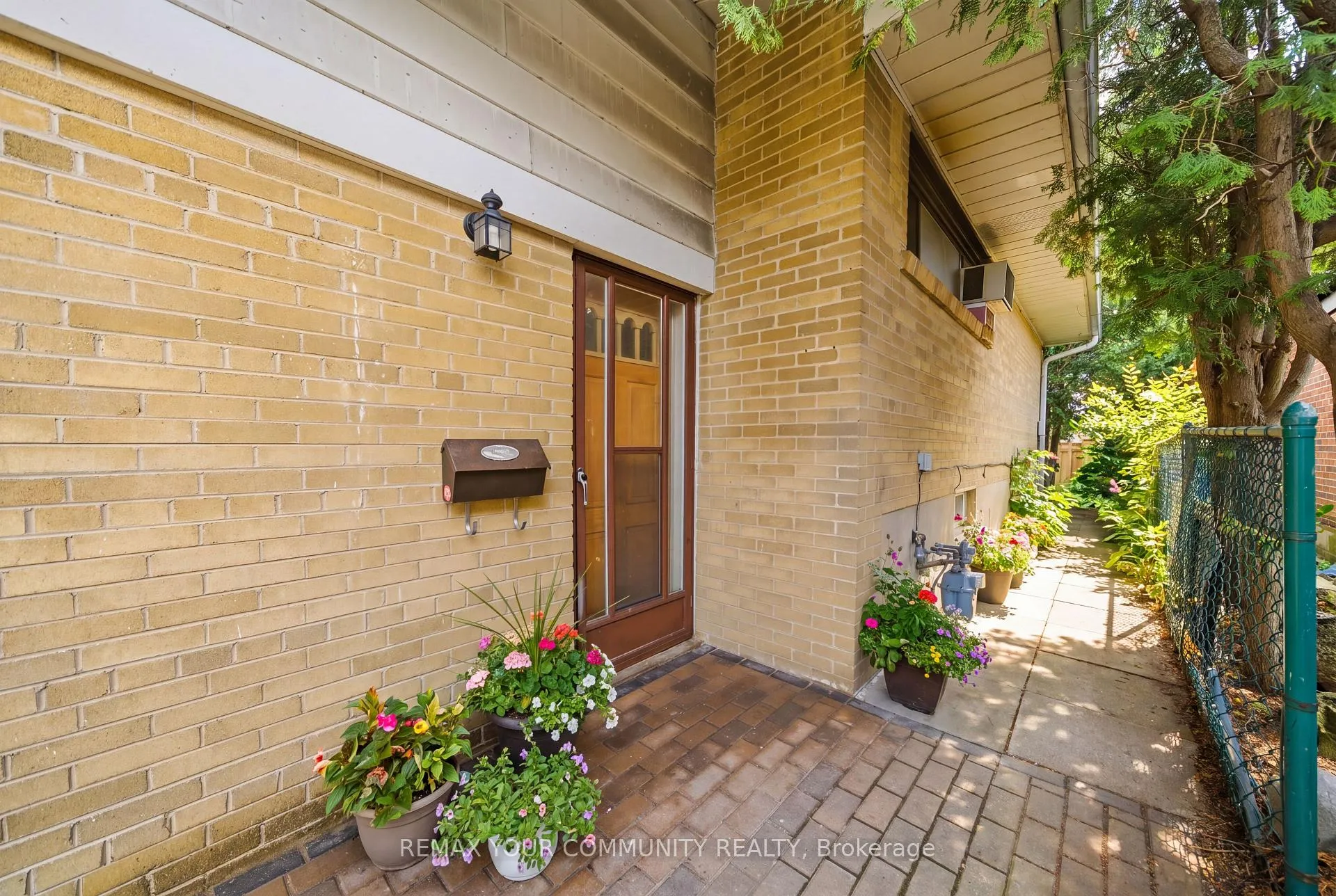 Photo 5 of 25 Fordwich Crescent, Etobicoke, Rexdale-Kipling — HOMEH
