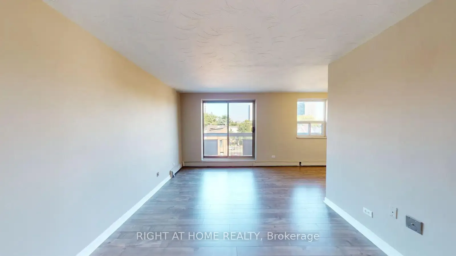 Photo 2 of Unit 805, 125 Forest Avenue, Hamilton, Corktown — HOMEH