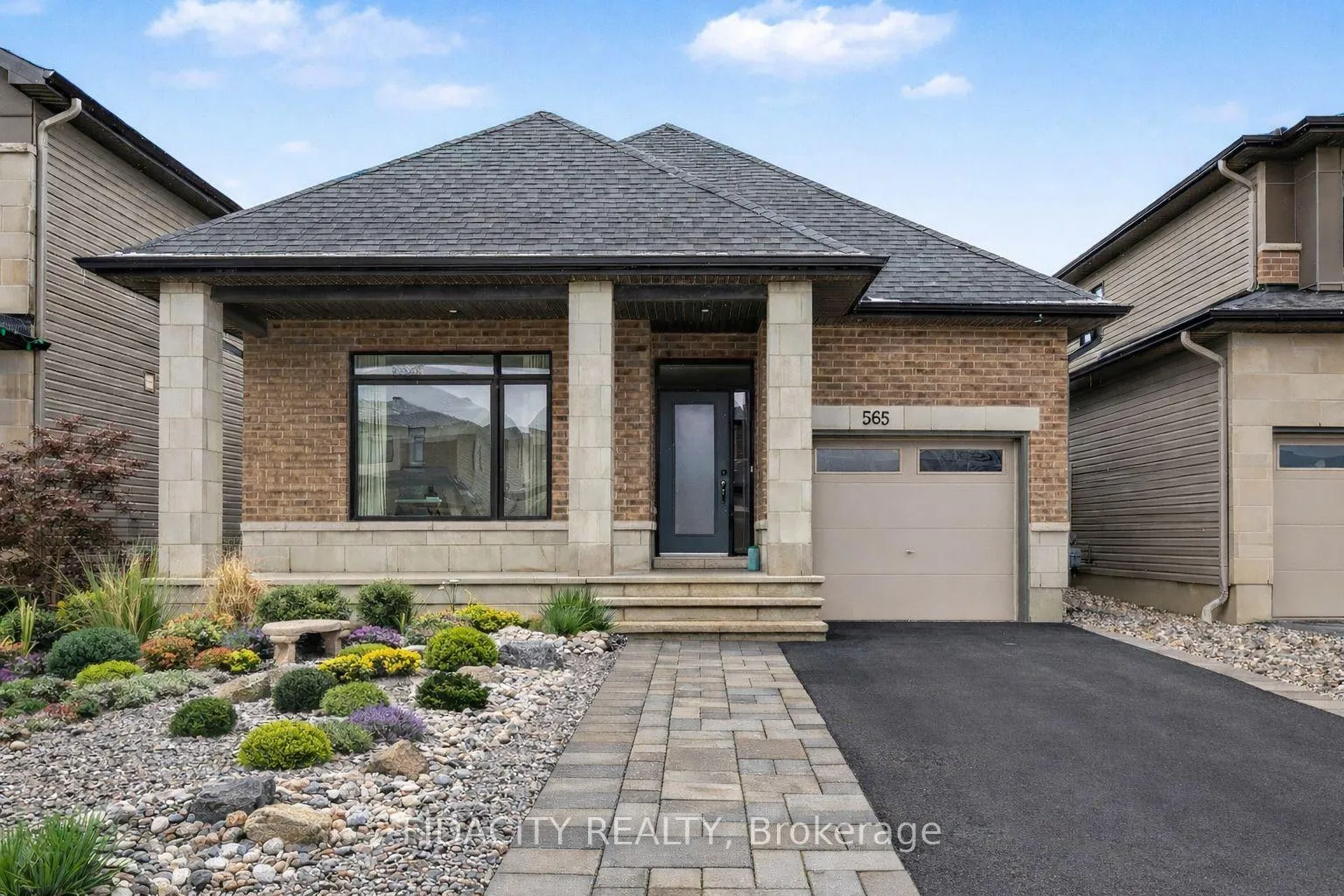Front of 565 Bobolink Ridge
