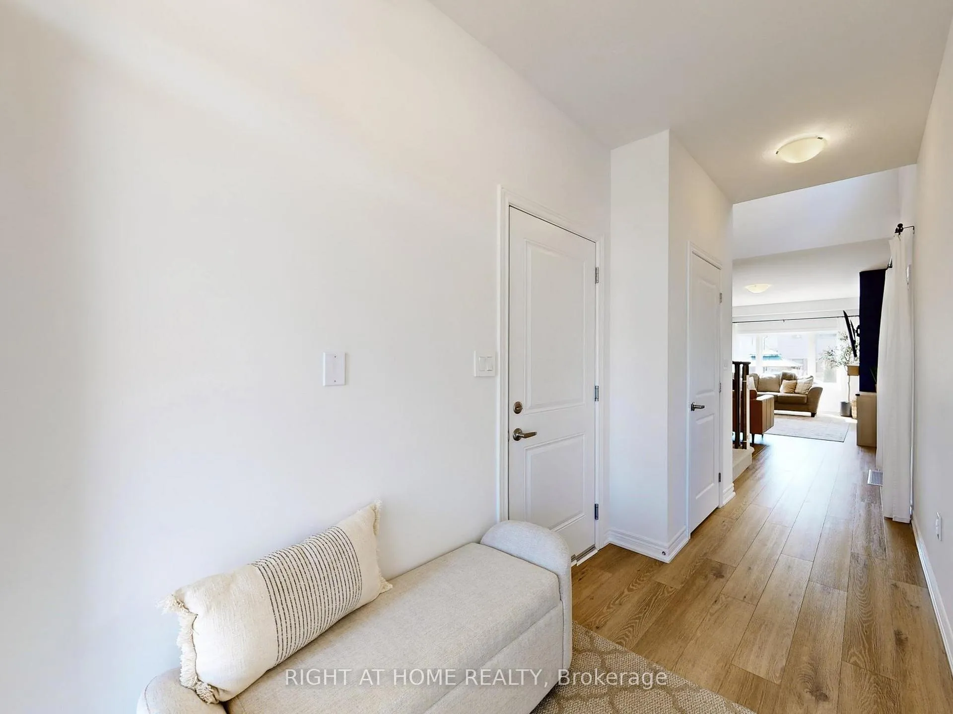 Photo 3 of 39 Baker Lane, Brant, Paris — HOMEH