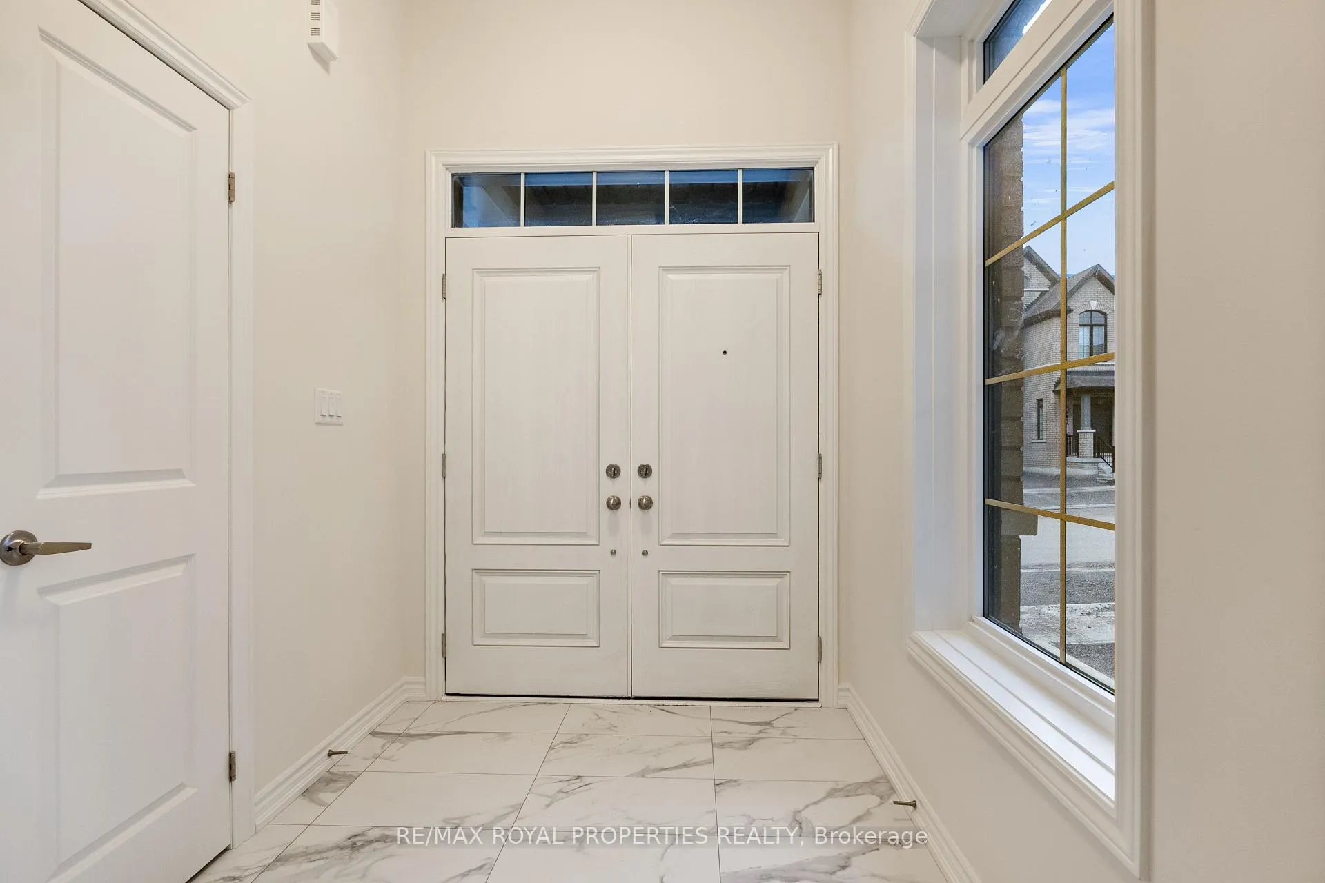 Photo 5 of 2923 Nakina Street, Pickering, Rural Pickering — HOMEH