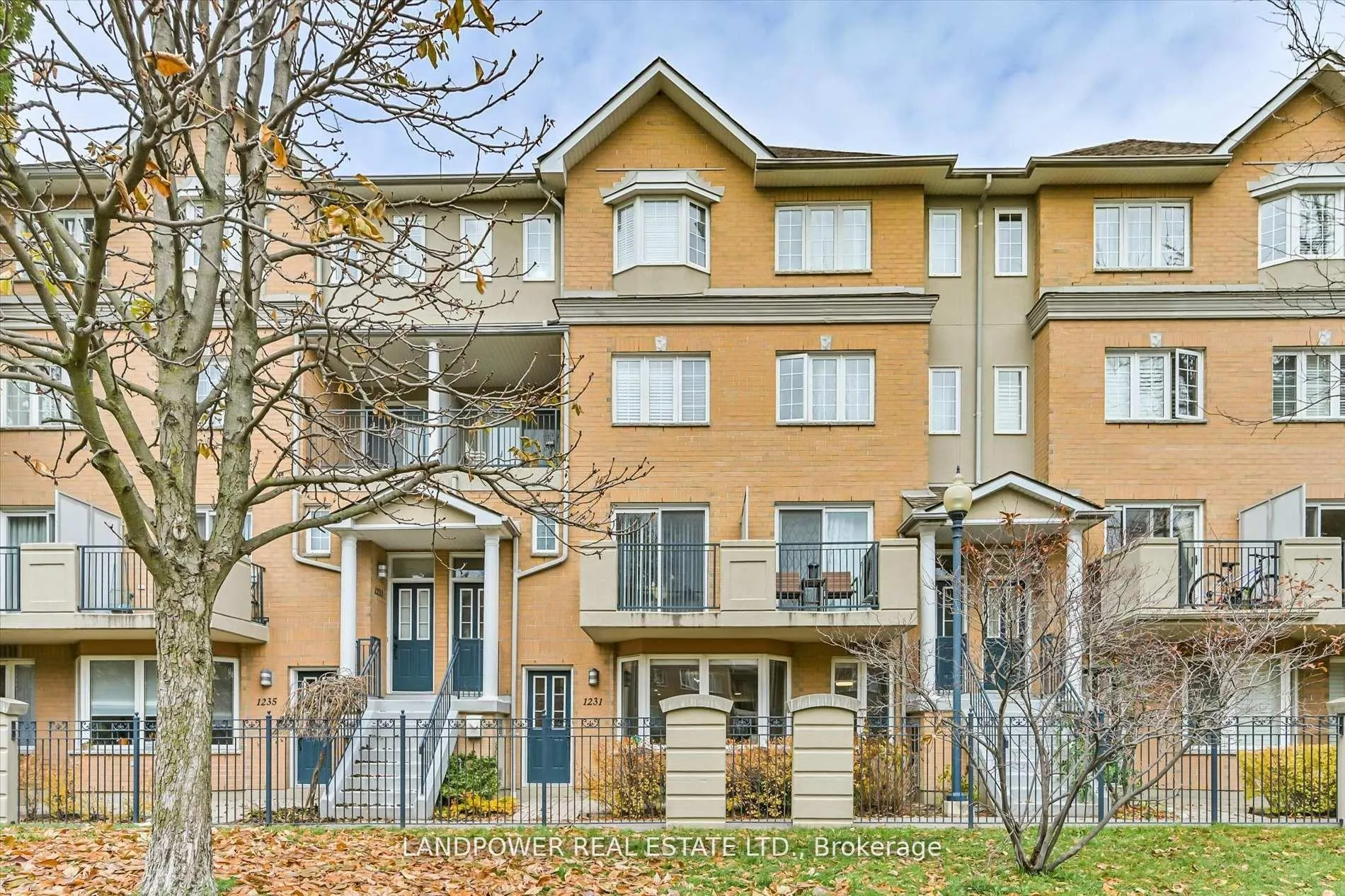 Front of Unit 1231, 28 Sommerset Way