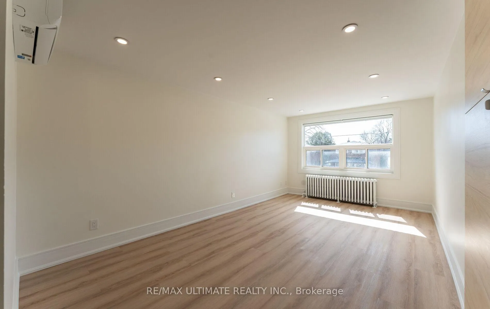 Photo 5 of 484A Cosburn Avenue, Toronto, East York — HOMEH