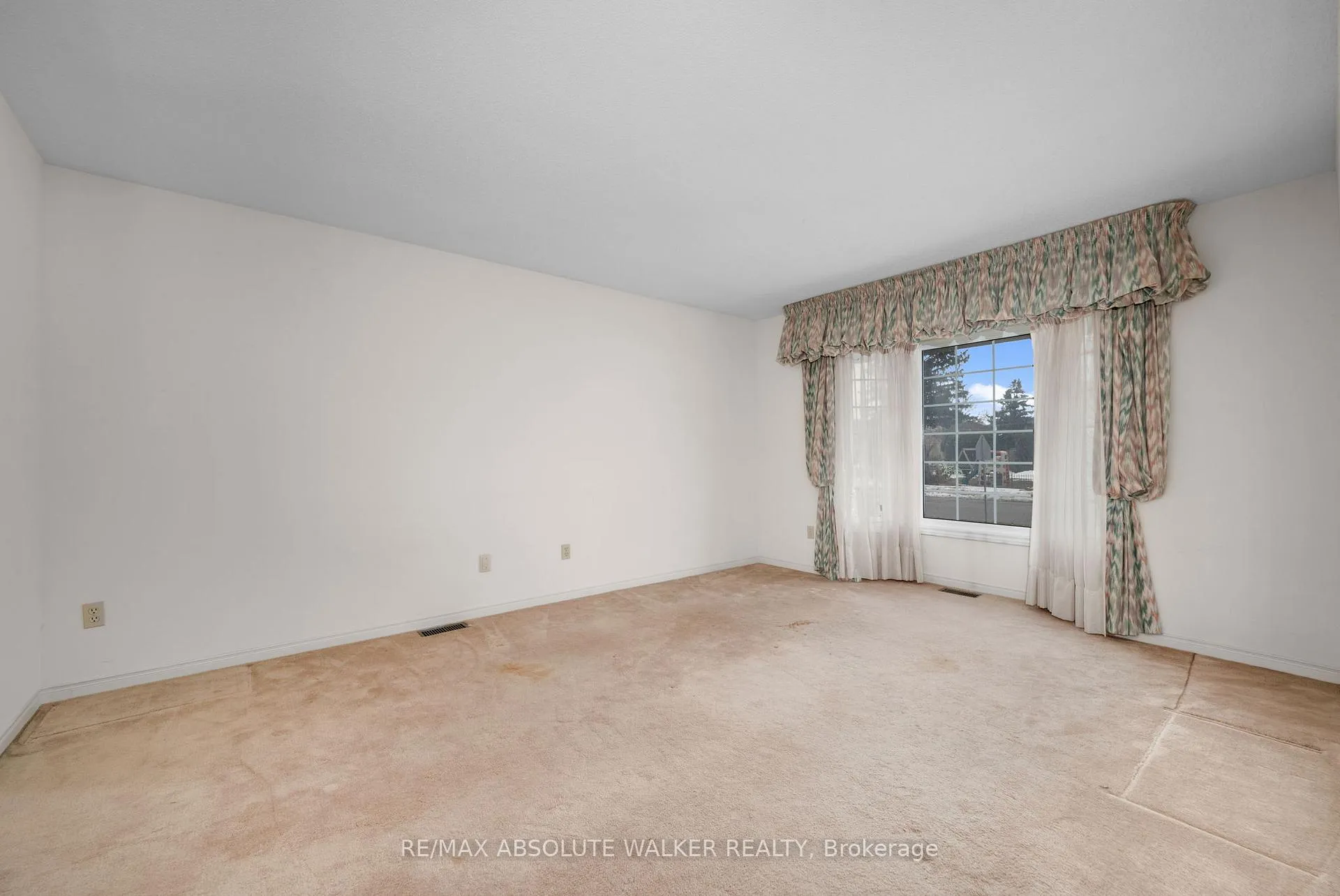 Photo 3 of 755 Merkley Drive, Ottawa, Fallingbrook/Pineridge — HOMEH