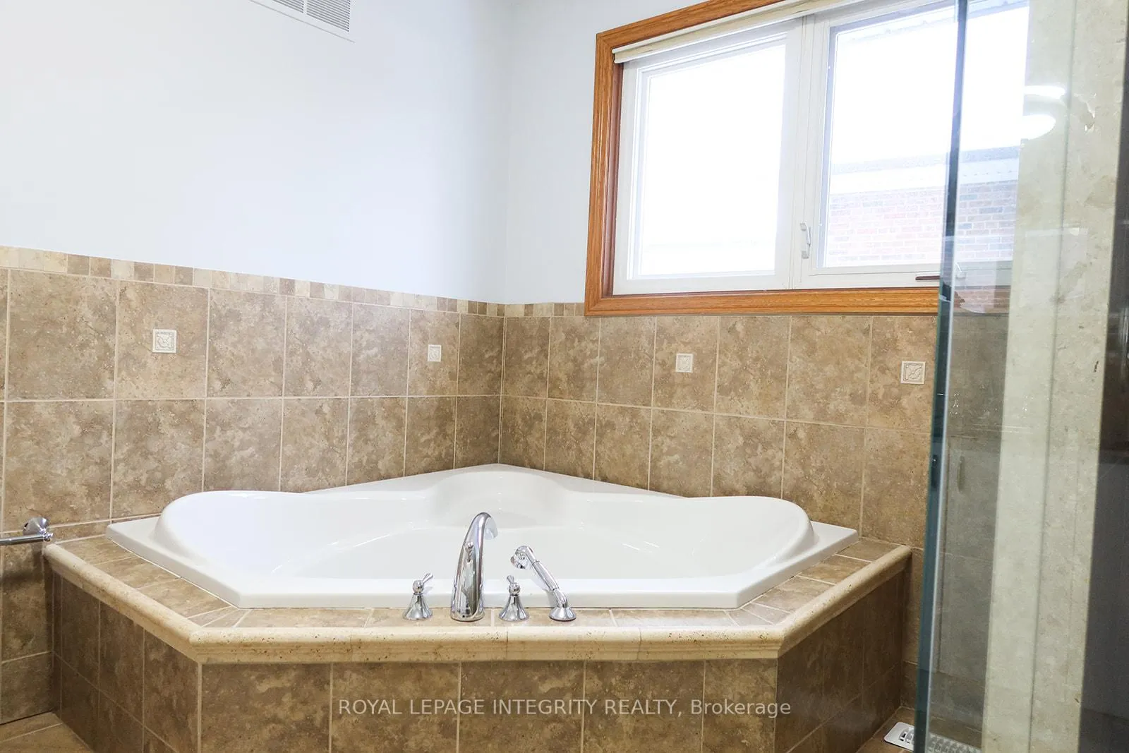 Photo 10 of Unit #1 (upper), 56 Francis Street, Vaughan, East Woodbridge — HOMEH