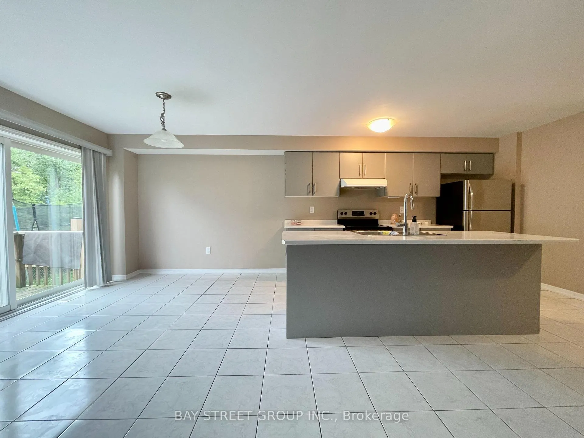 Photo 5 of 7945 Hackberry Trail, Niagara Falls, Brown — HOMEH