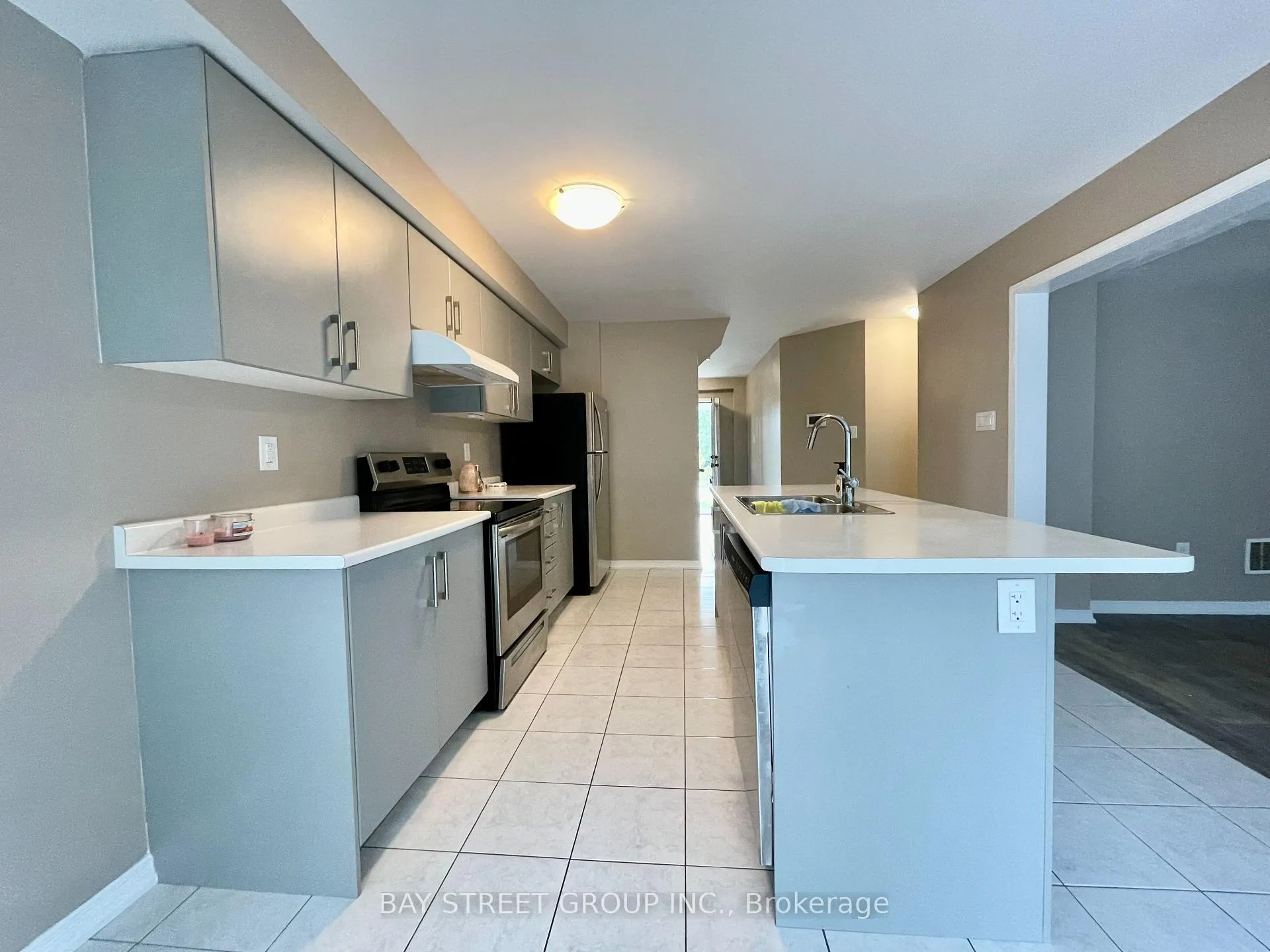 Photo 6 of 7945 Hackberry Trail, Niagara Falls, Brown — HOMEH