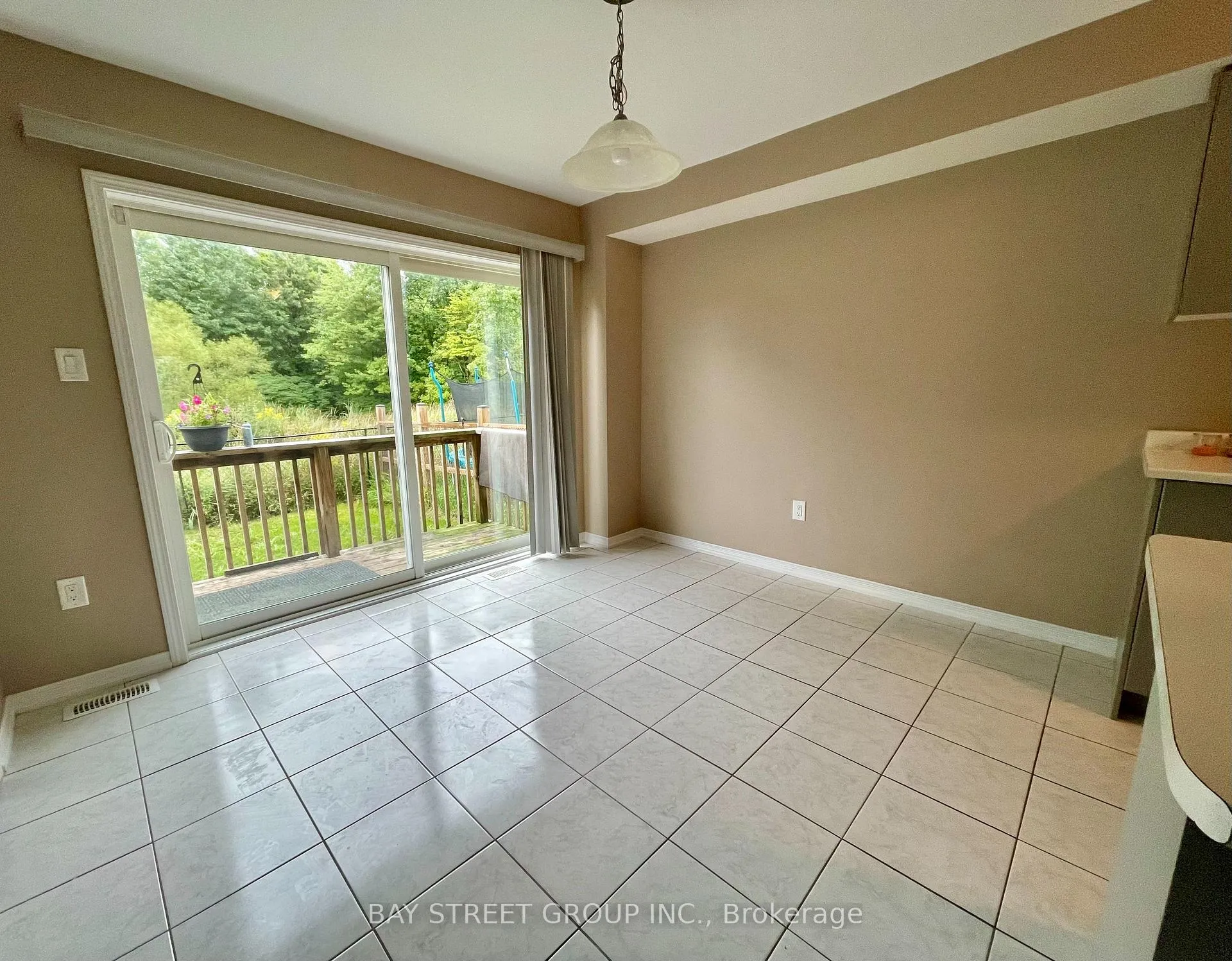 Photo 7 of 7945 Hackberry Trail, Niagara Falls, Brown — HOMEH