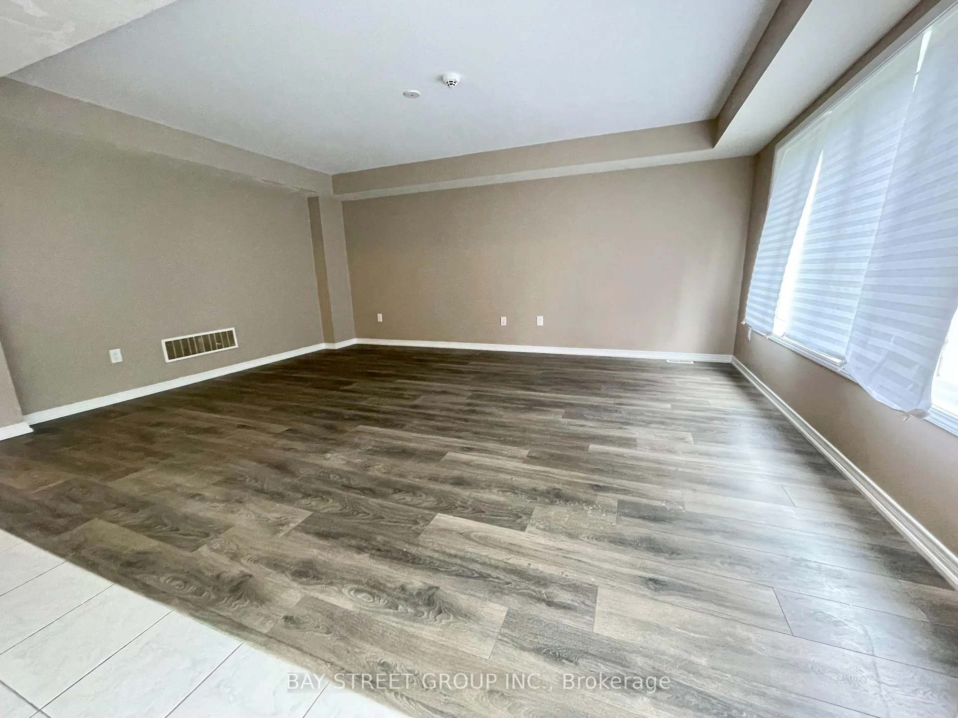 Photo 8 of 7945 Hackberry Trail, Niagara Falls, Brown — HOMEH