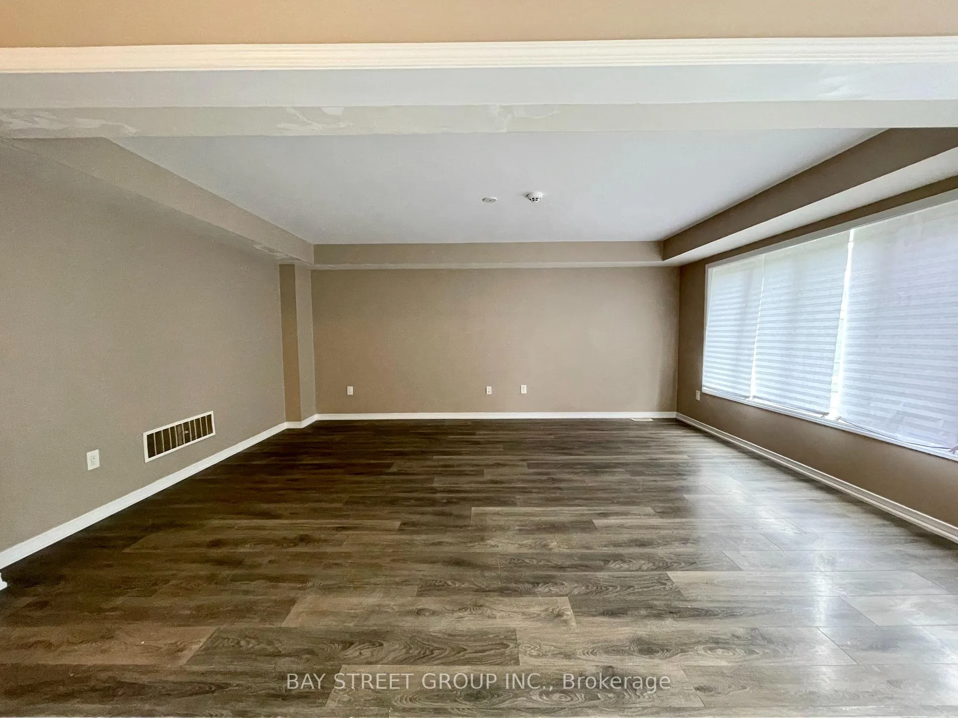 Photo 9 of 7945 Hackberry Trail, Niagara Falls, Brown — HOMEH