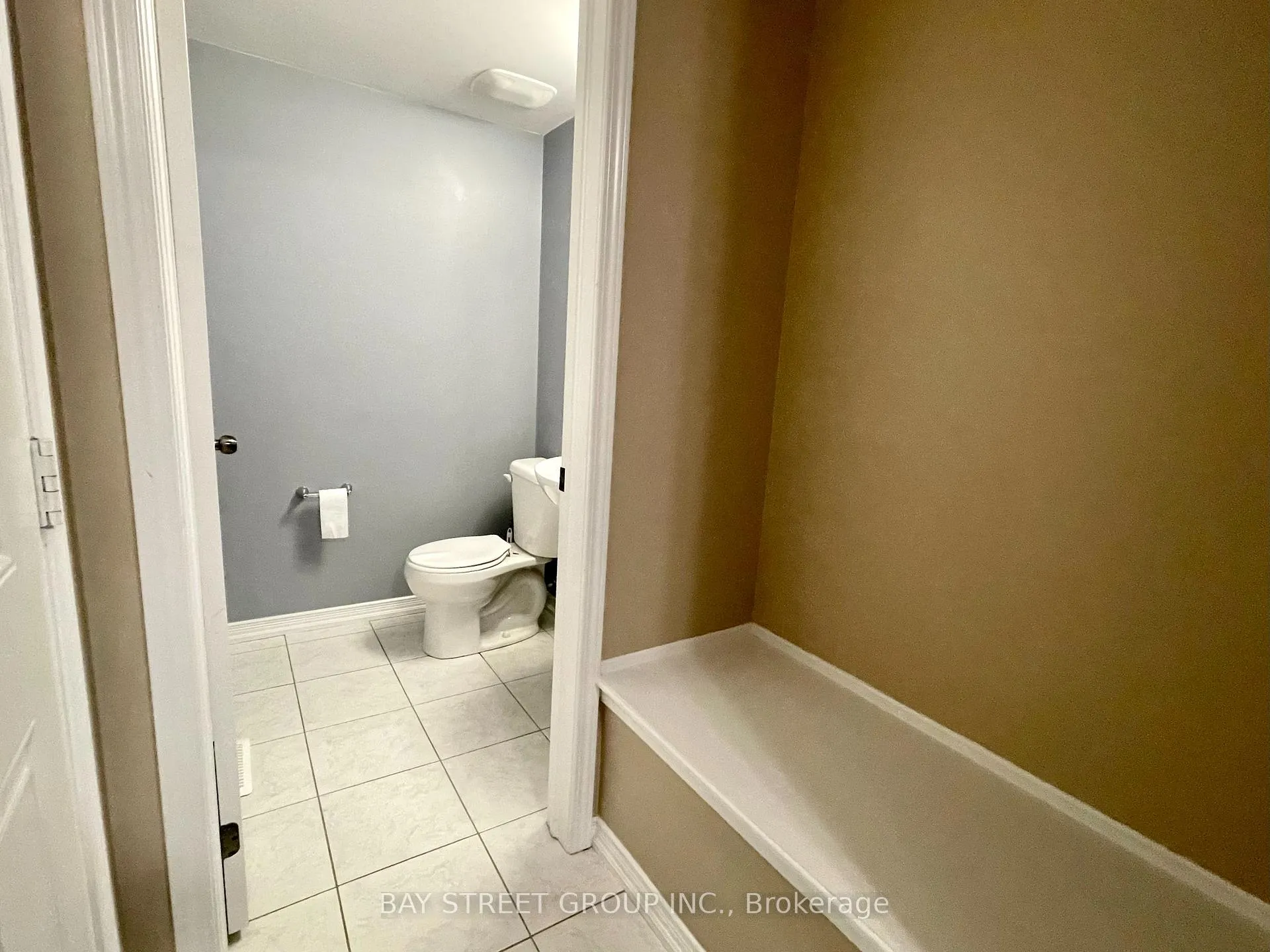 Photo 10 of 7945 Hackberry Trail, Niagara Falls, Brown — HOMEH