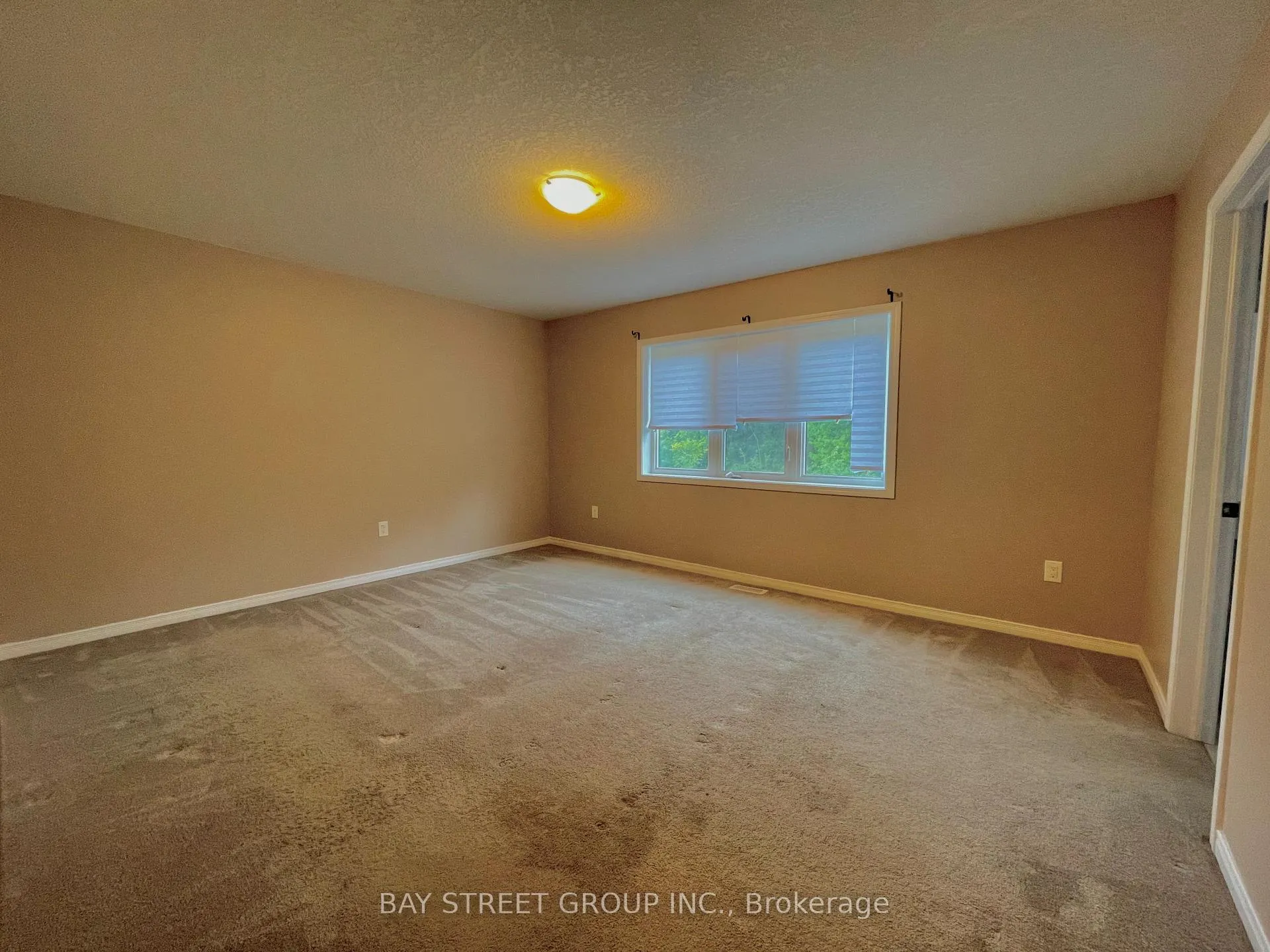Photo 13 of 7945 Hackberry Trail, Niagara Falls, Brown — HOMEH