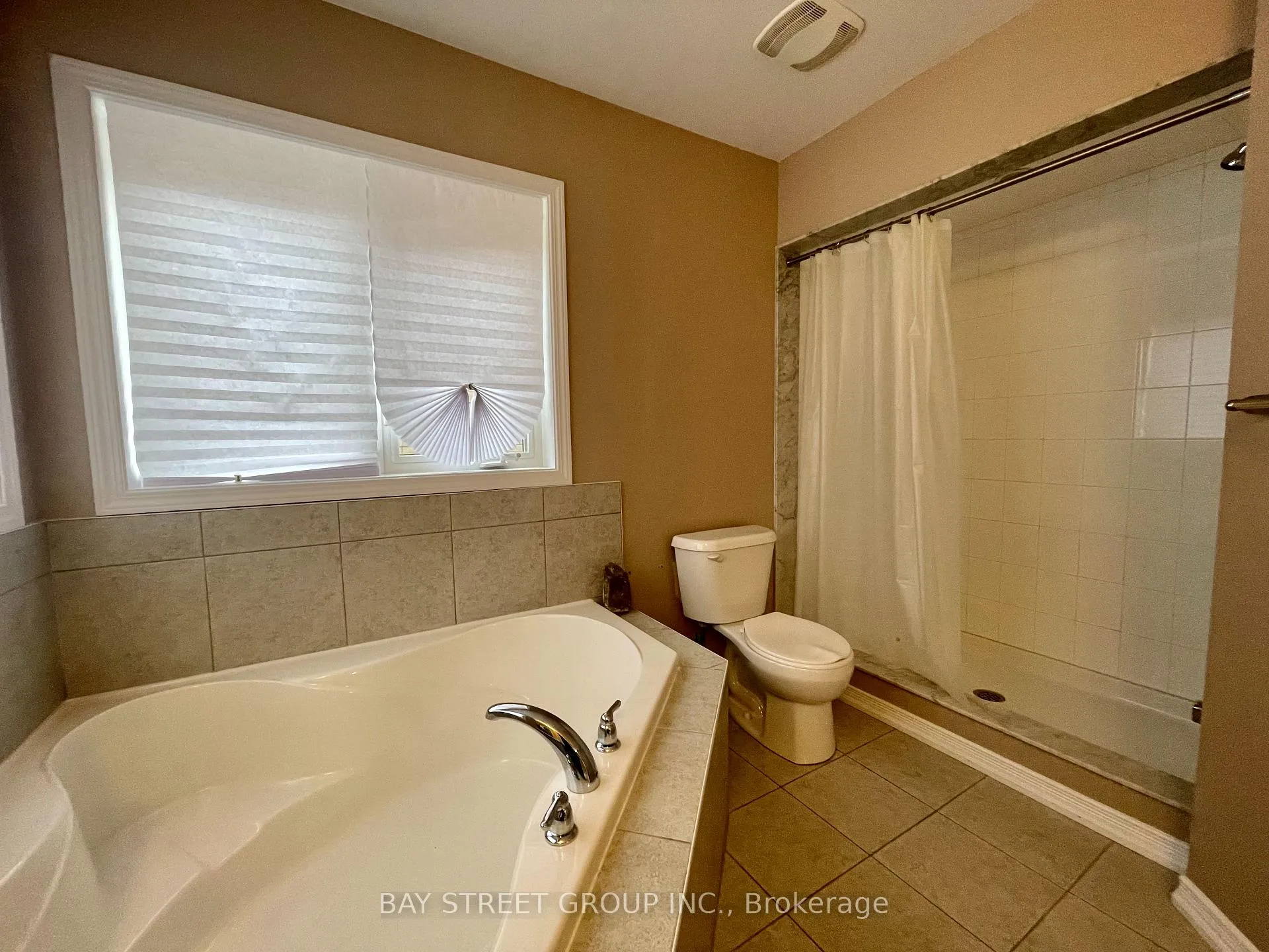 Photo 15 of 7945 Hackberry Trail, Niagara Falls, Brown — HOMEH