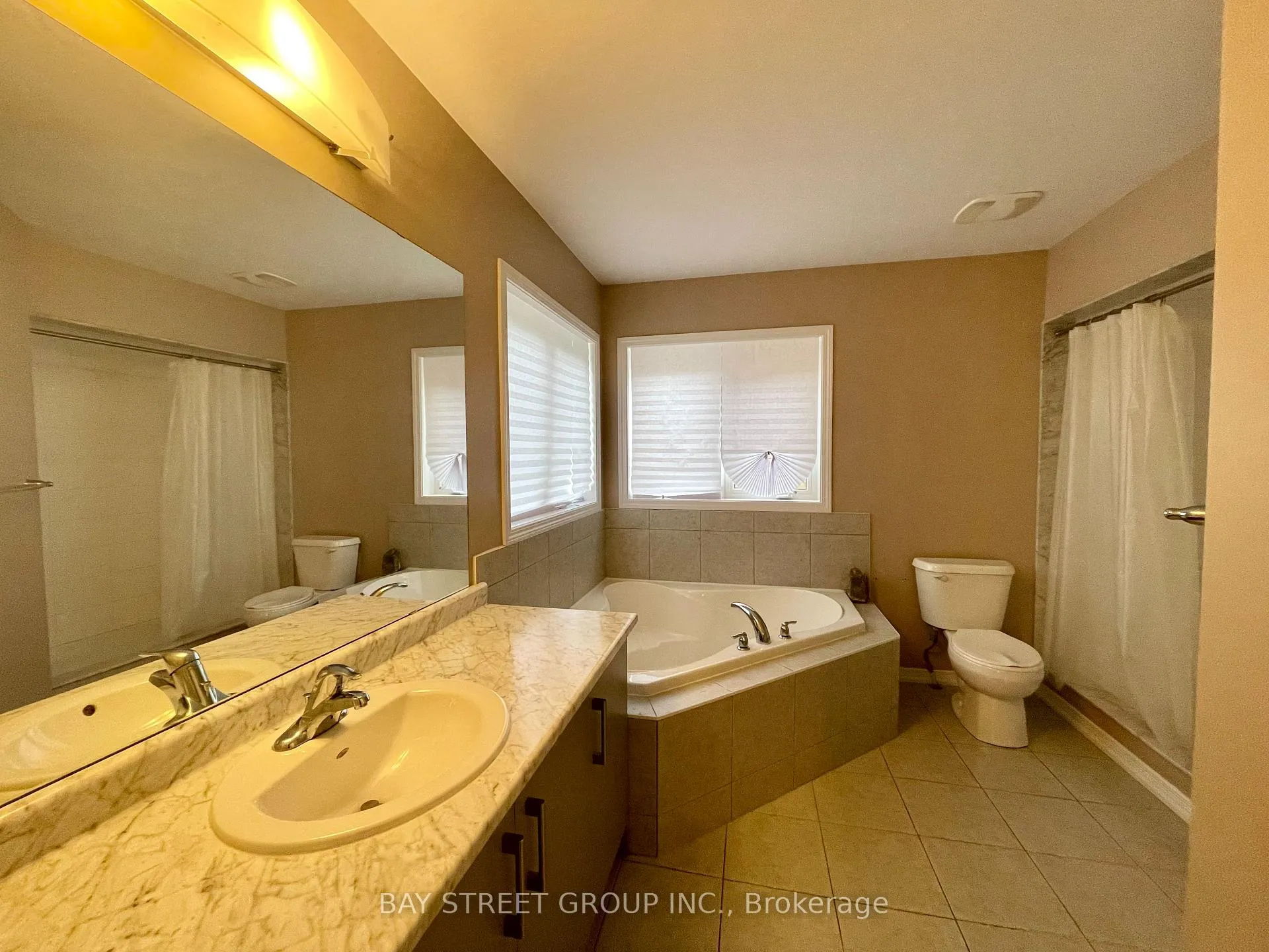 Photo 16 of 7945 Hackberry Trail, Niagara Falls, Brown — HOMEH