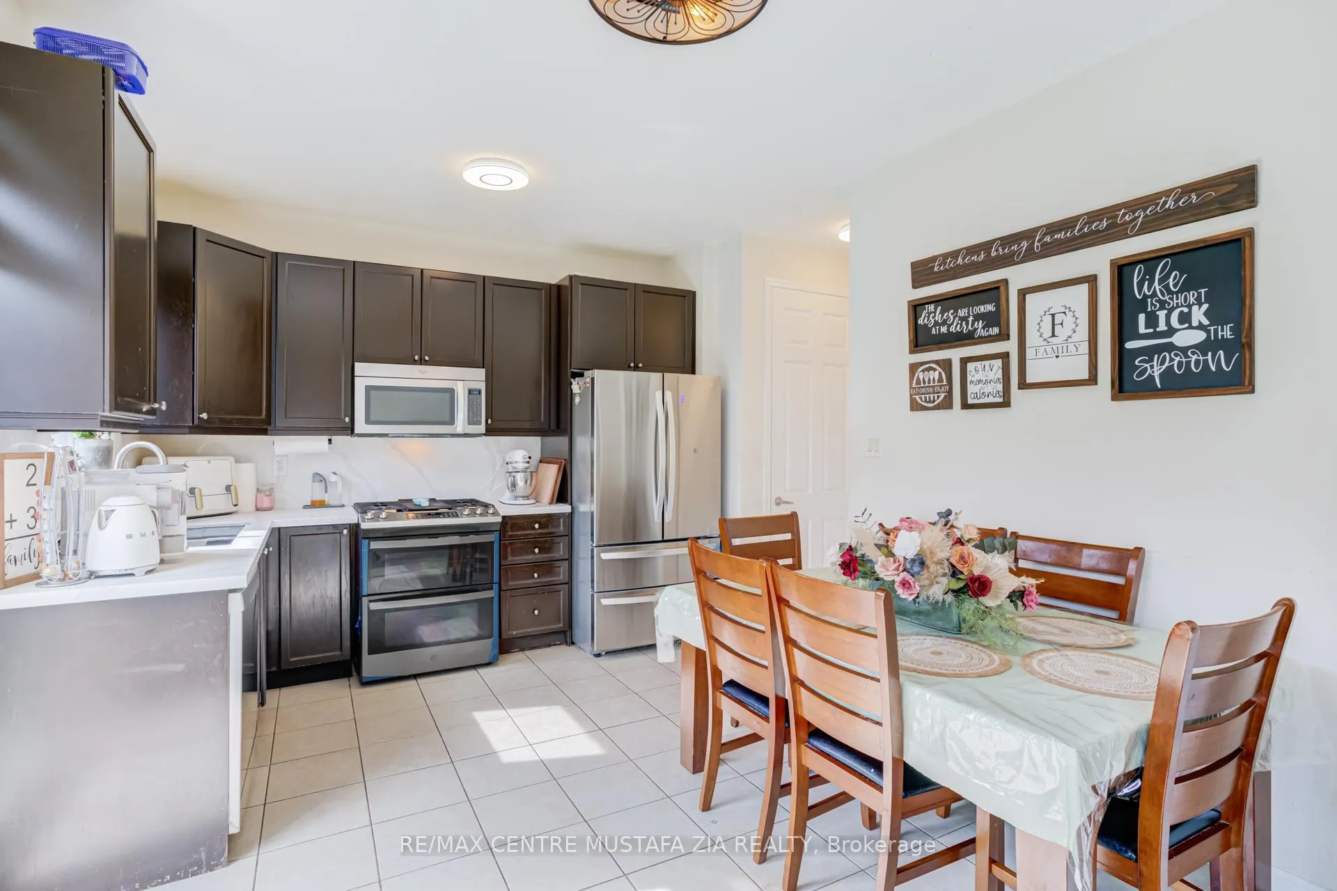 Photo 10 of 321 Gleave Terrace, Milton, Harrison — HOMEH