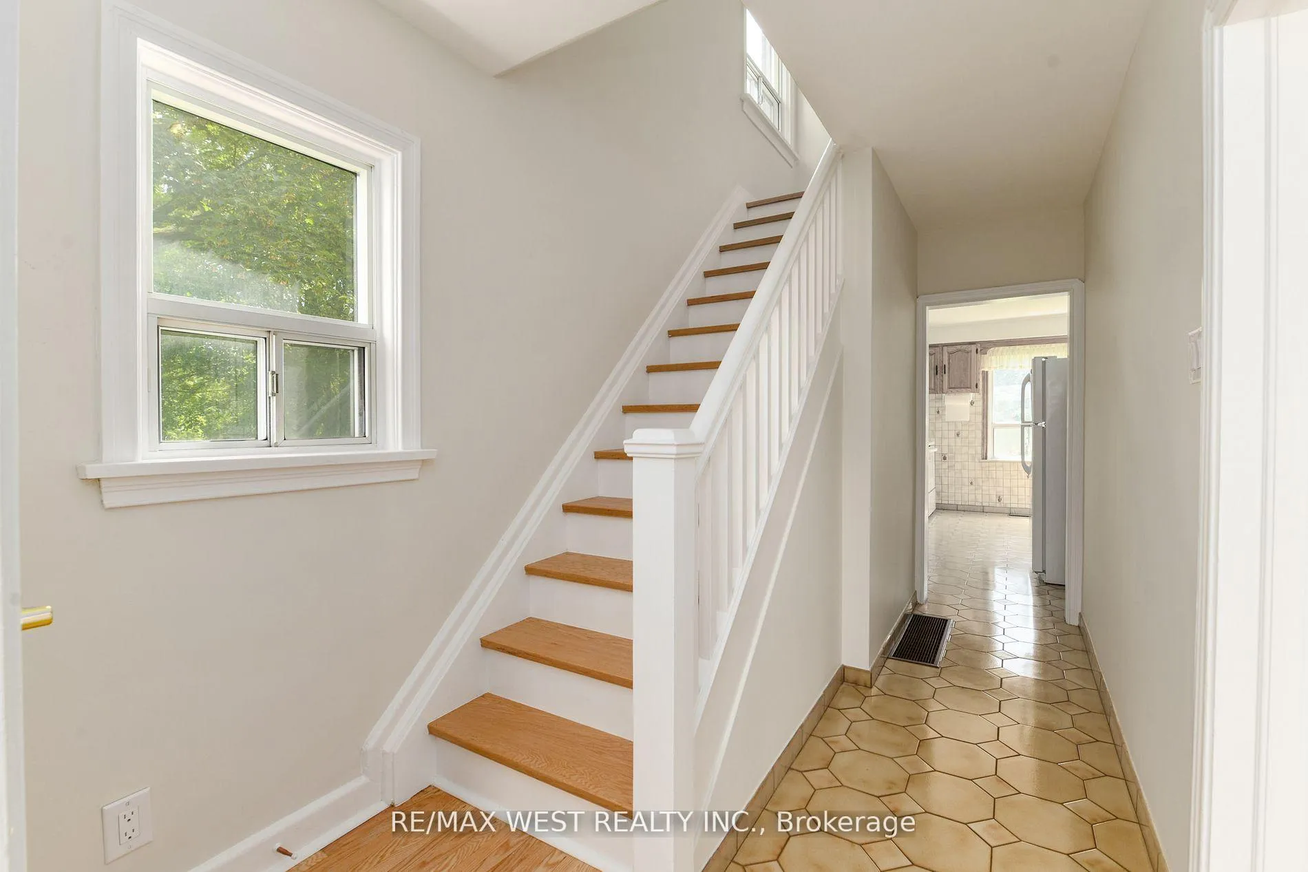 Photo 4 of 83 East Drive, Toronto, Rockcliffe-Smythe — HOMEH