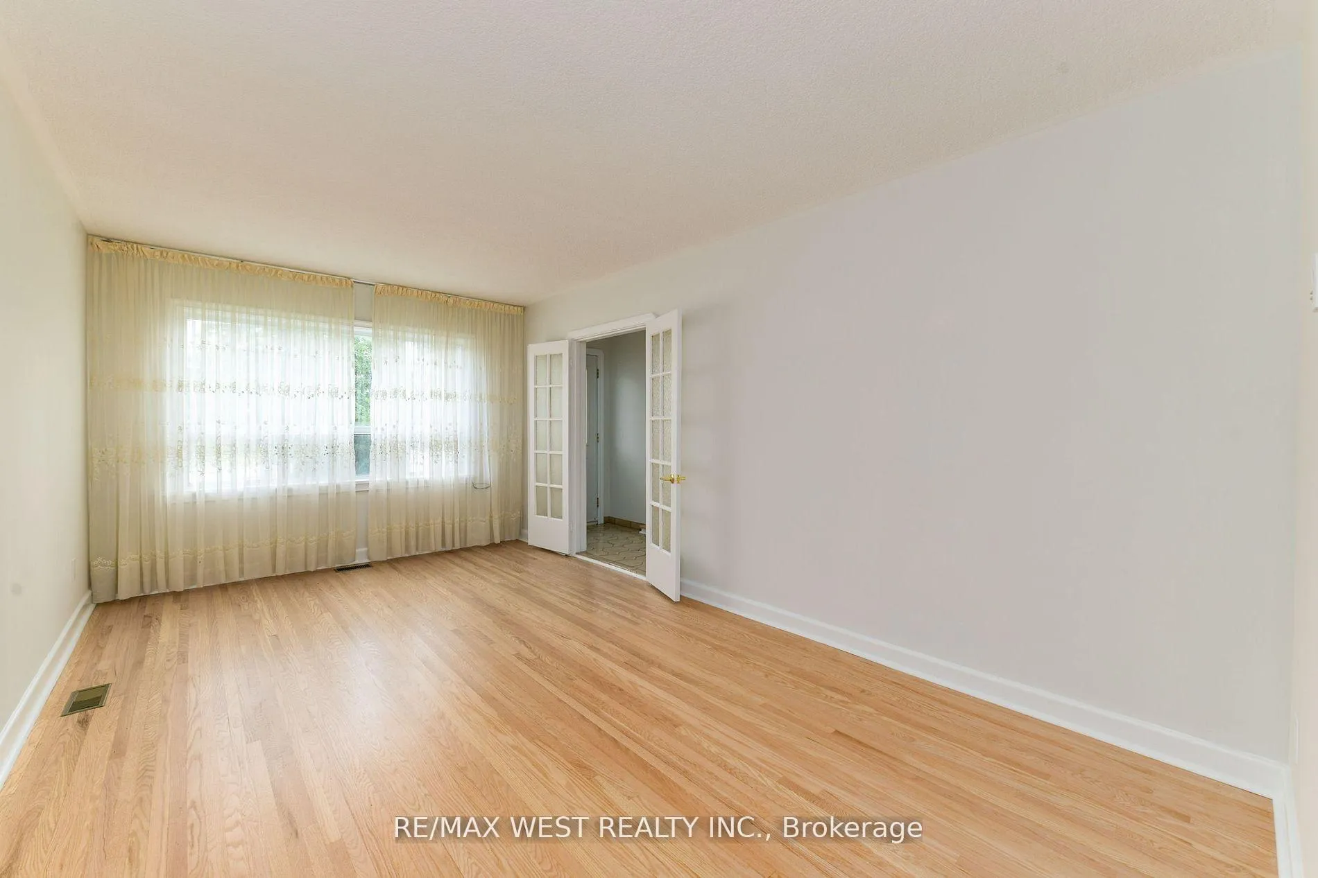 Photo 6 of 83 East Drive, Toronto, Rockcliffe-Smythe — HOMEH