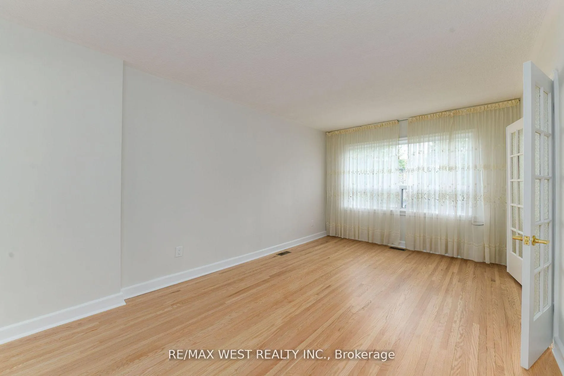 Photo 7 of 83 East Drive, Toronto, Rockcliffe-Smythe — HOMEH