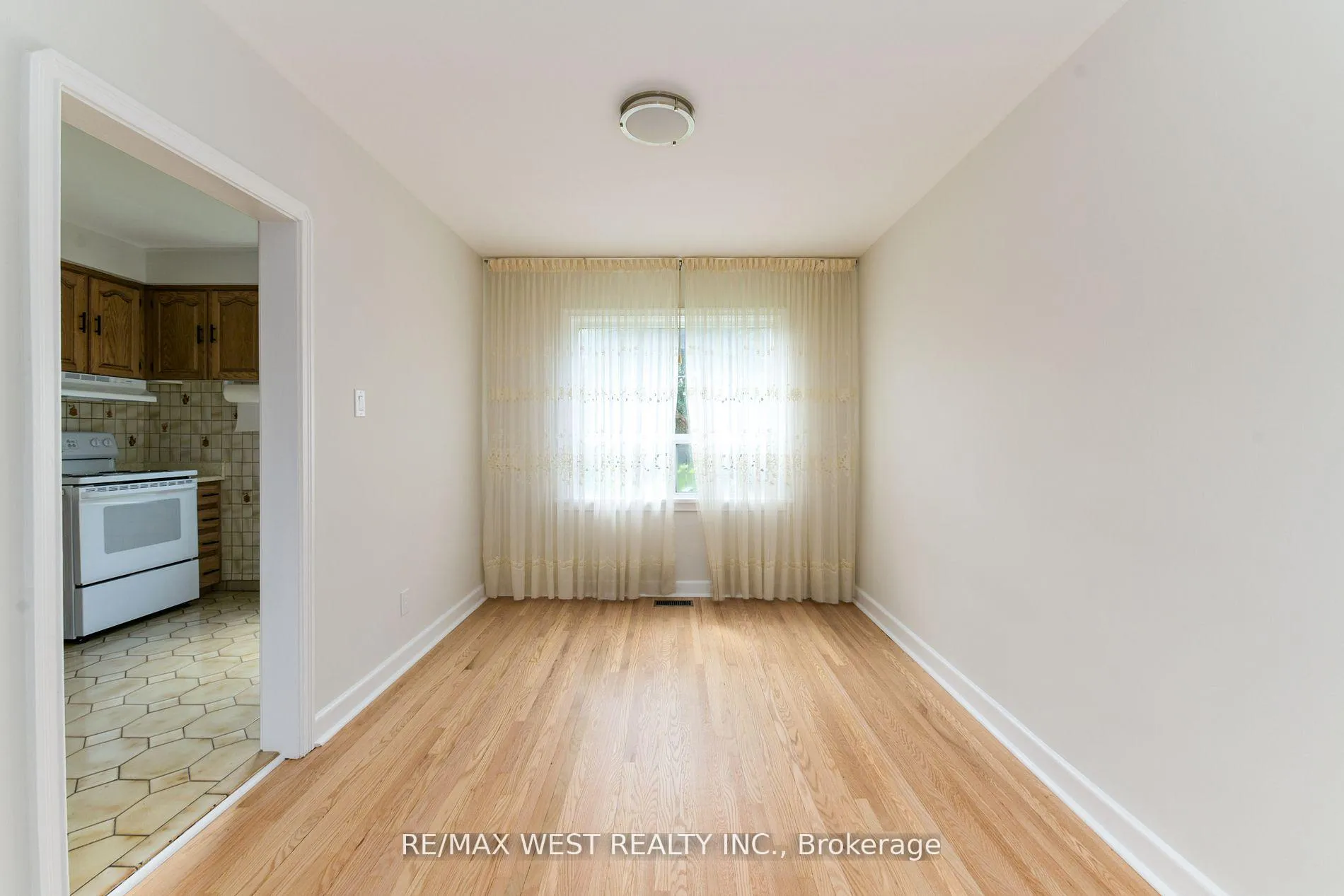 Photo 8 of 83 East Drive, Toronto, Rockcliffe-Smythe — HOMEH
