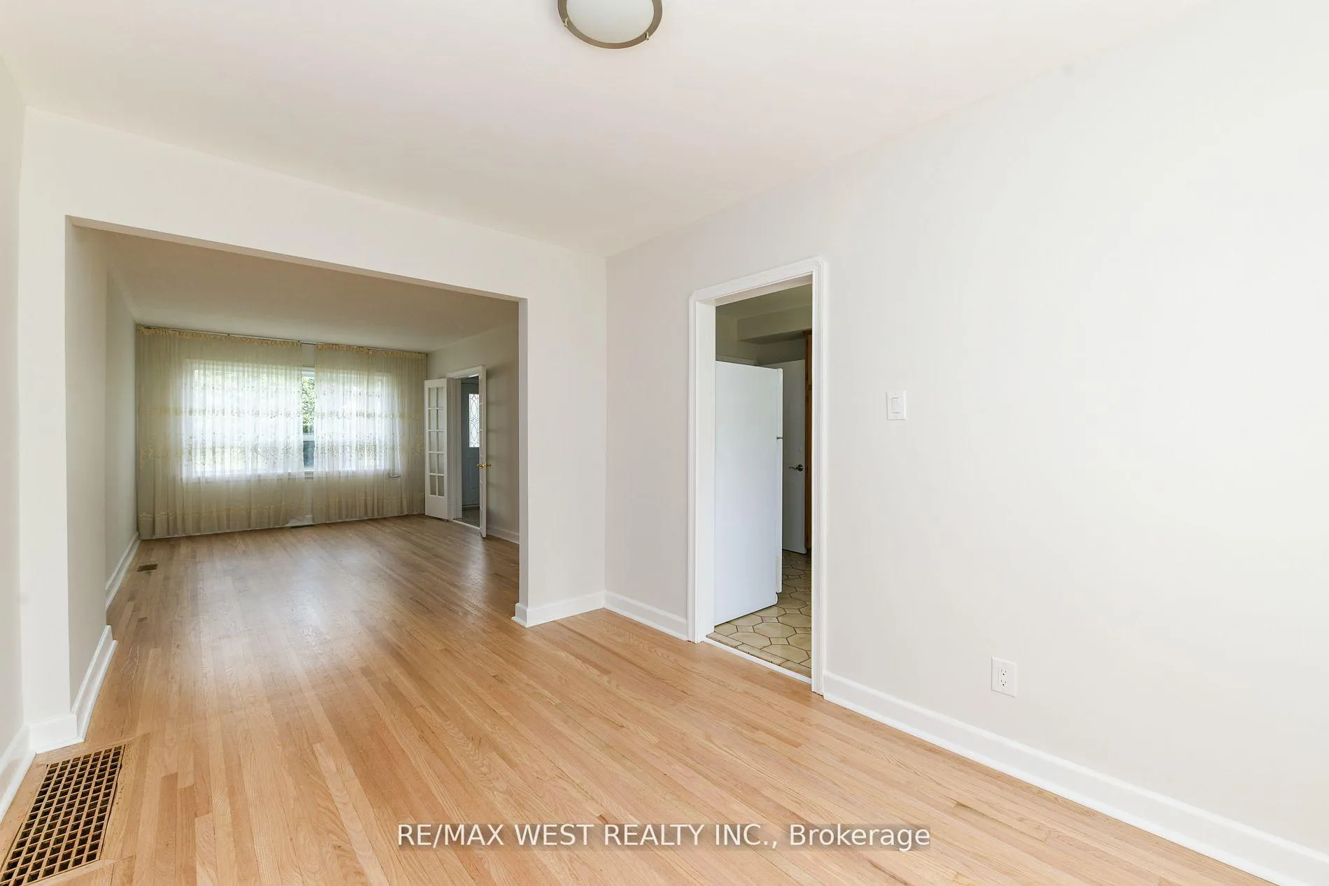 Photo 11 of 83 East Drive, Toronto, Rockcliffe-Smythe — HOMEH