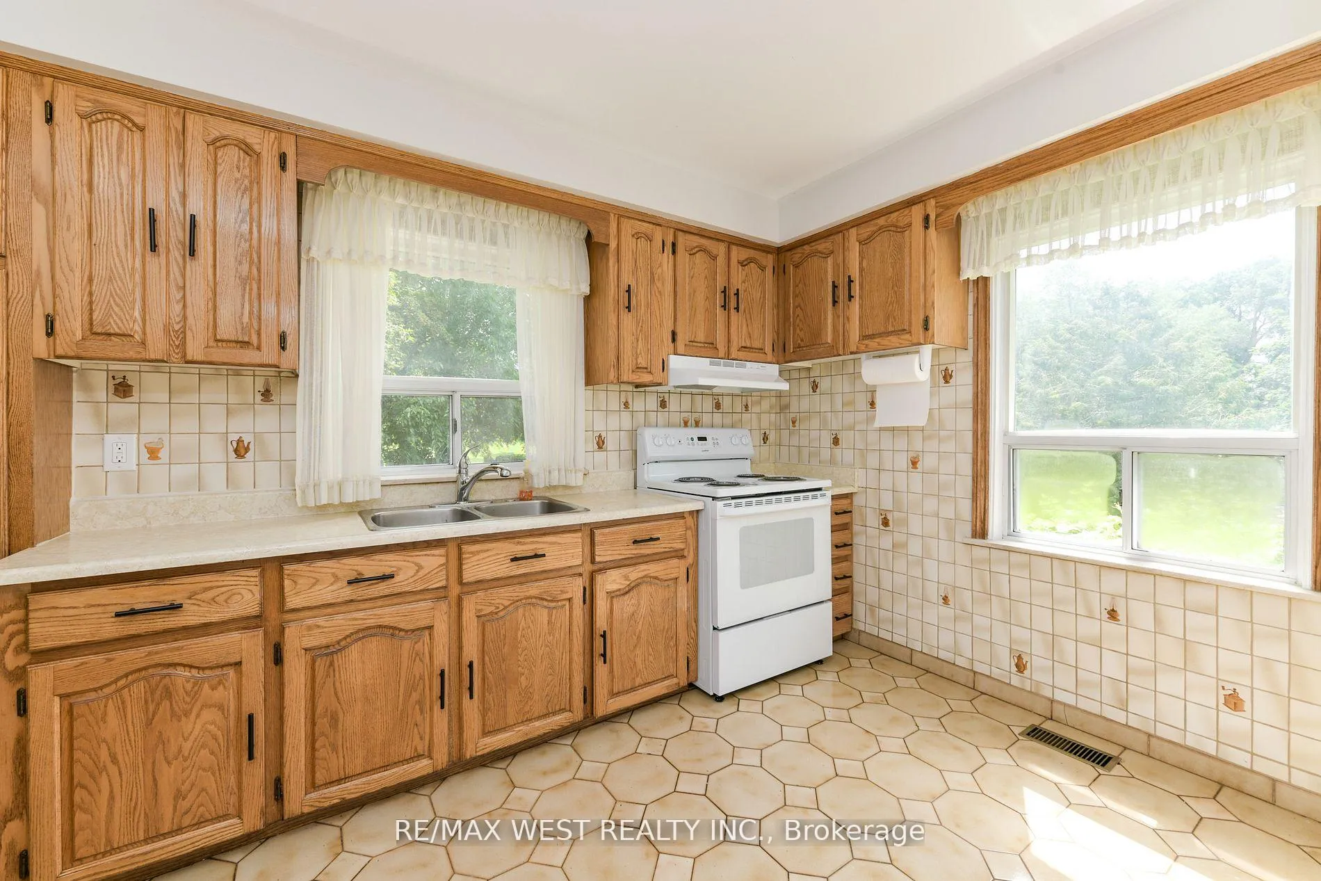 Photo 12 of 83 East Drive, Toronto, Rockcliffe-Smythe — HOMEH