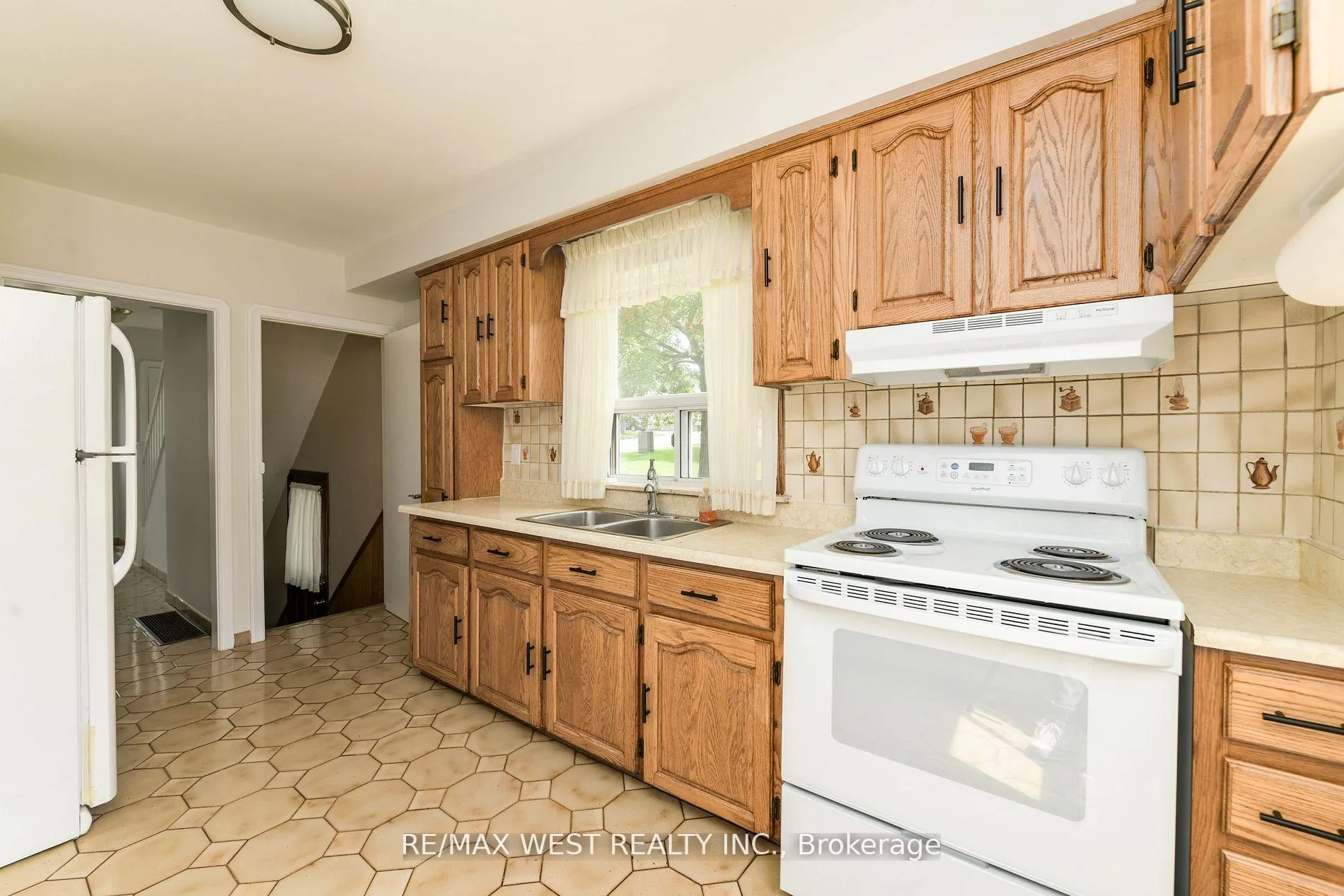 Photo 13 of 83 East Drive, Toronto, Rockcliffe-Smythe — HOMEH