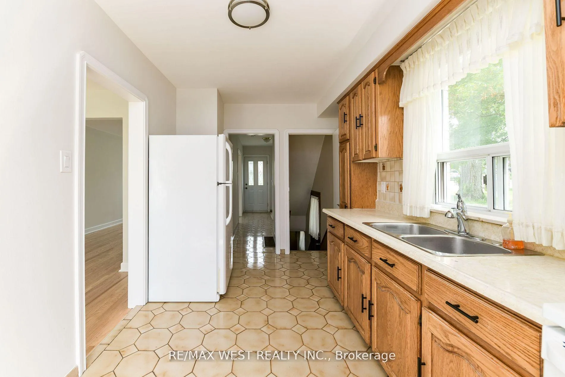 Photo 14 of 83 East Drive, Toronto, Rockcliffe-Smythe — HOMEH