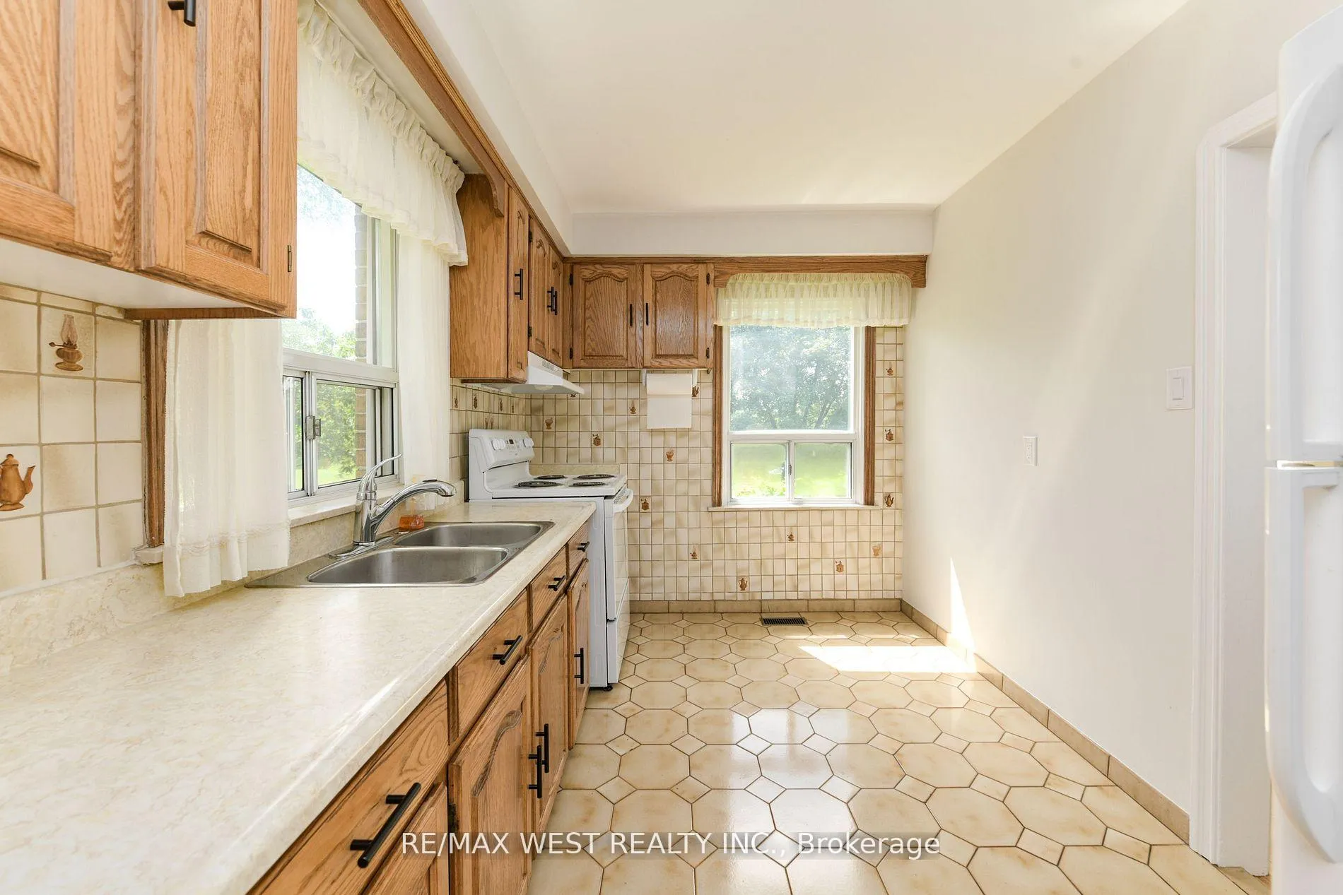 Photo 15 of 83 East Drive, Toronto, Rockcliffe-Smythe — HOMEH