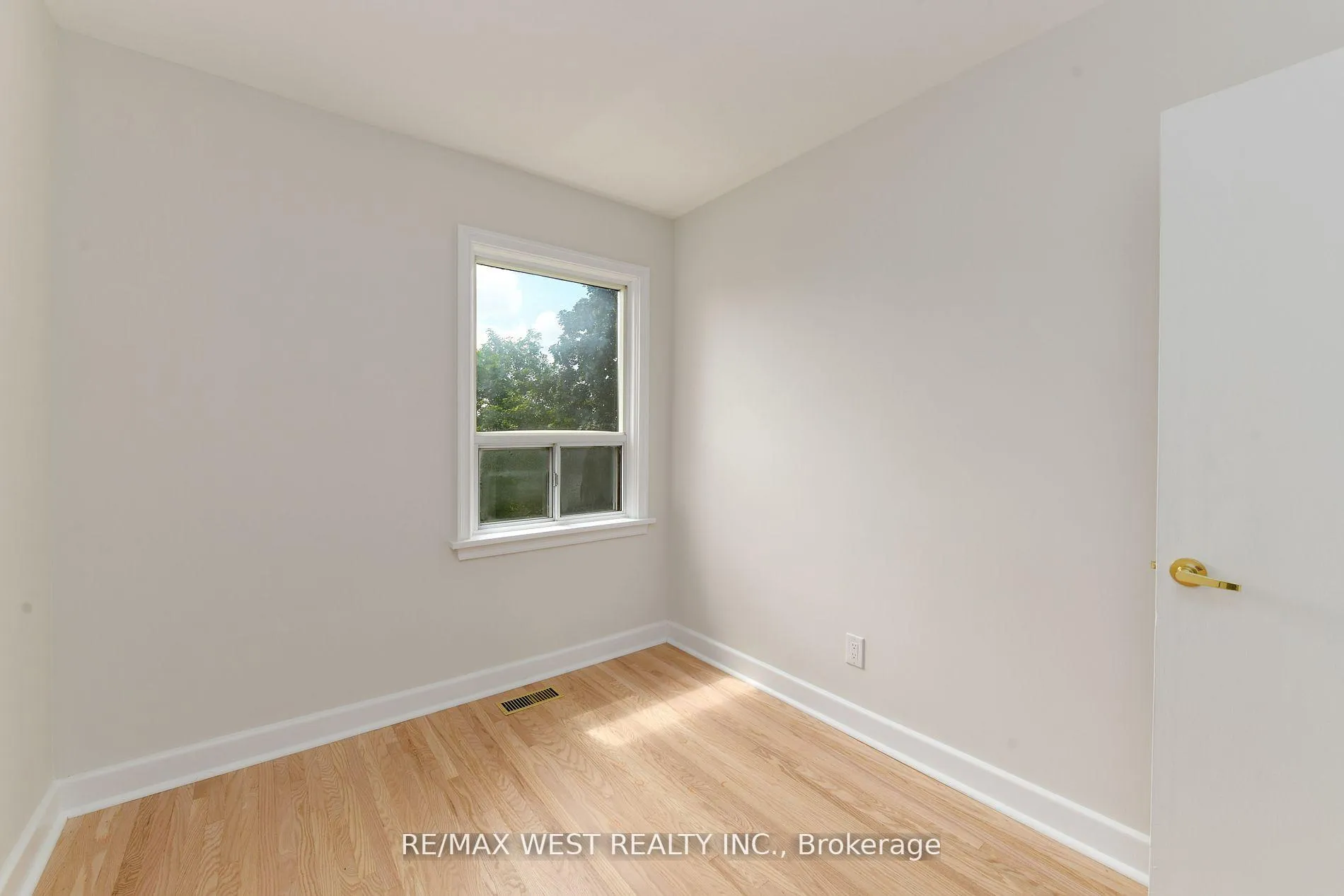 Photo 27 of 83 East Drive, Toronto, Rockcliffe-Smythe — HOMEH