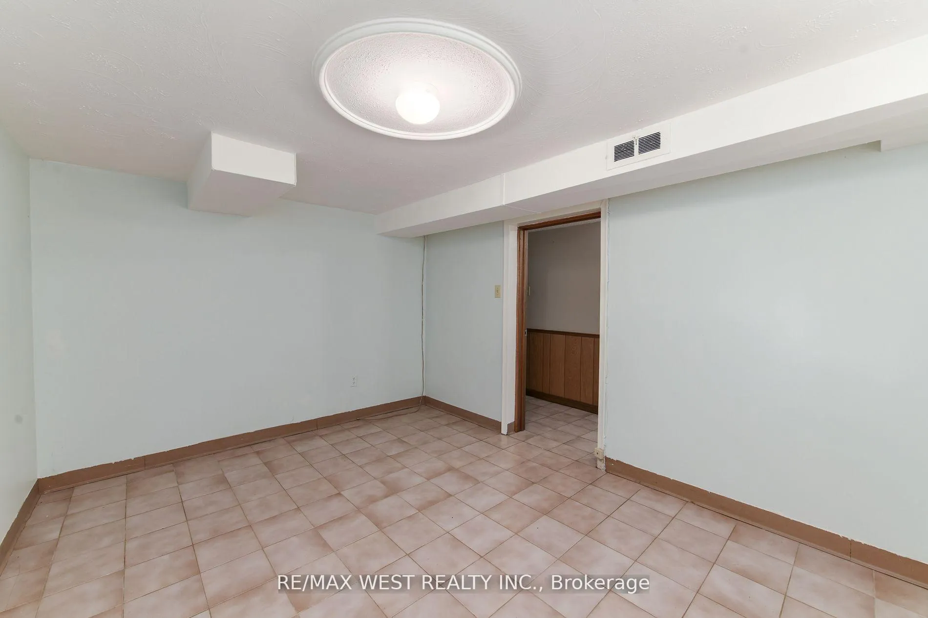Photo 33 of 83 East Drive, Toronto, Rockcliffe-Smythe — HOMEH