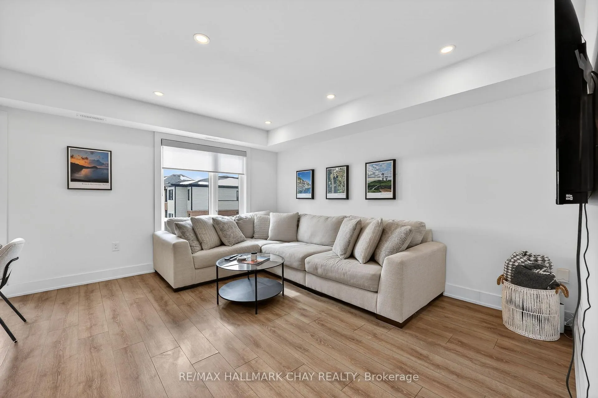 Photo 9 of Unit 9, 31 Pumpkin Corner Crescent, Barrie, Innis-Shore — HOMEH