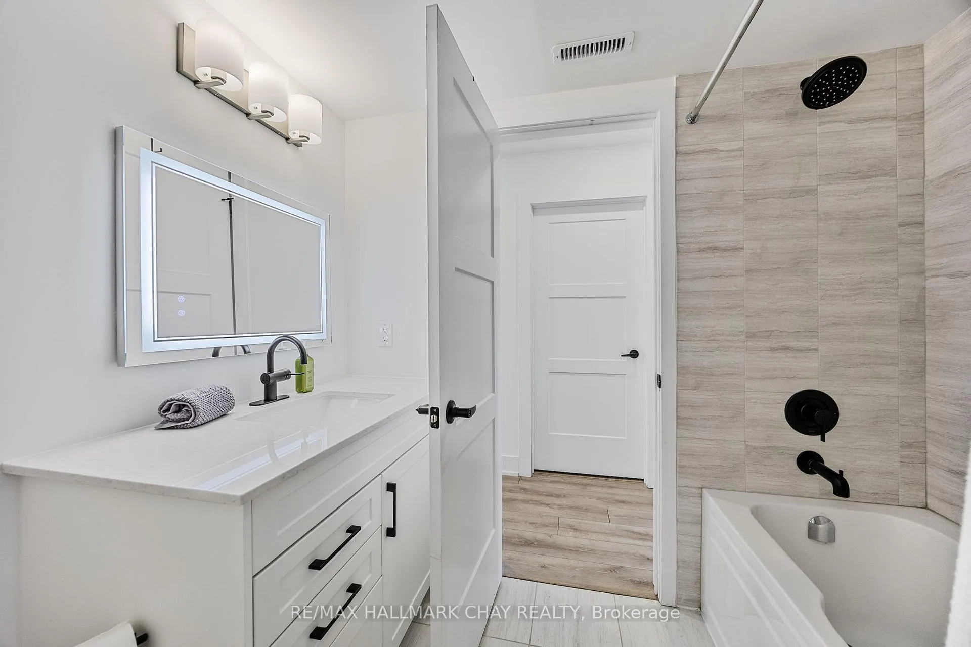 Photo 15 of Unit 9, 31 Pumpkin Corner Crescent, Barrie, Innis-Shore — HOMEH