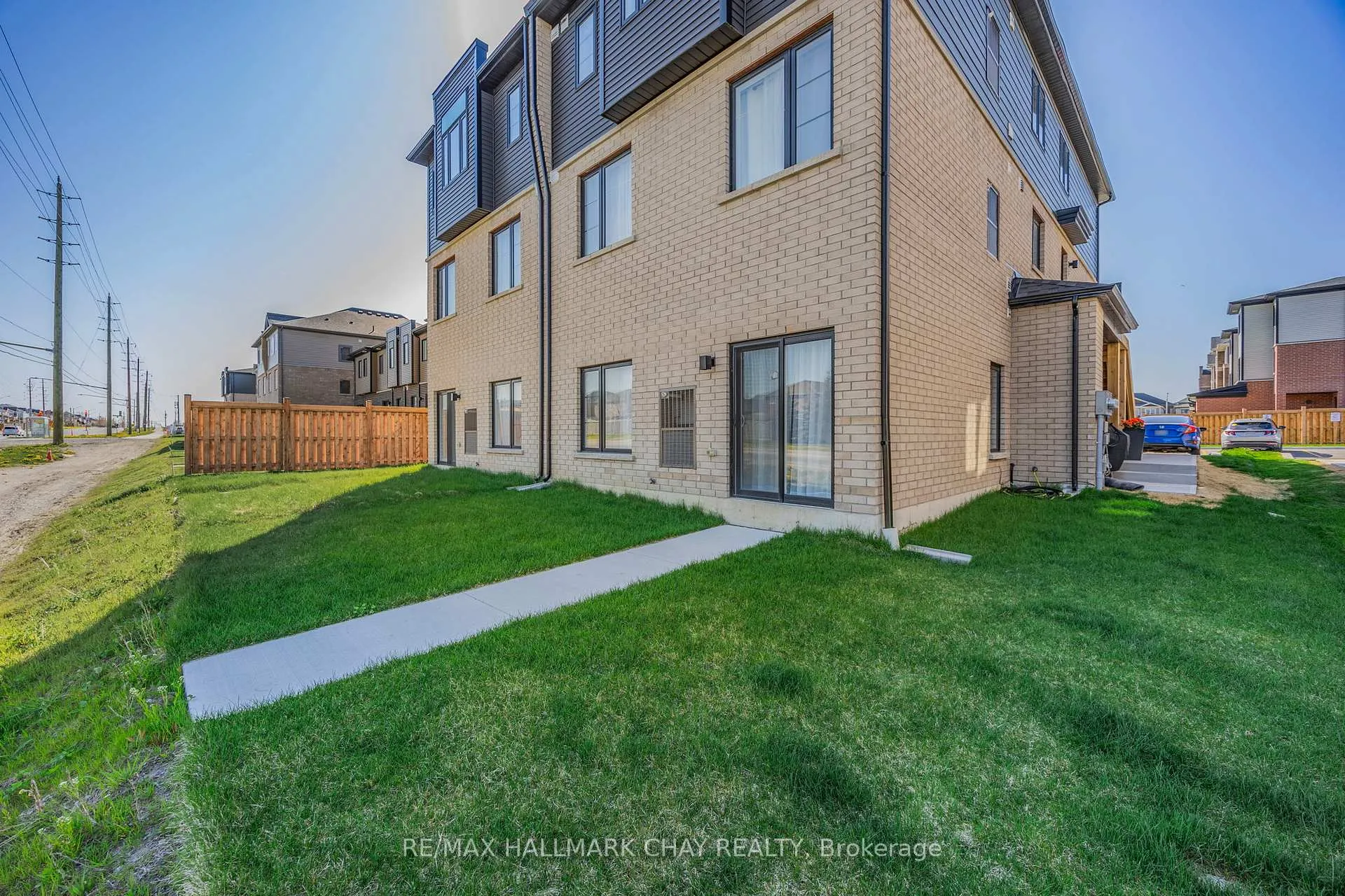 Photo 17 of Unit 9, 31 Pumpkin Corner Crescent, Barrie, Innis-Shore — HOMEH