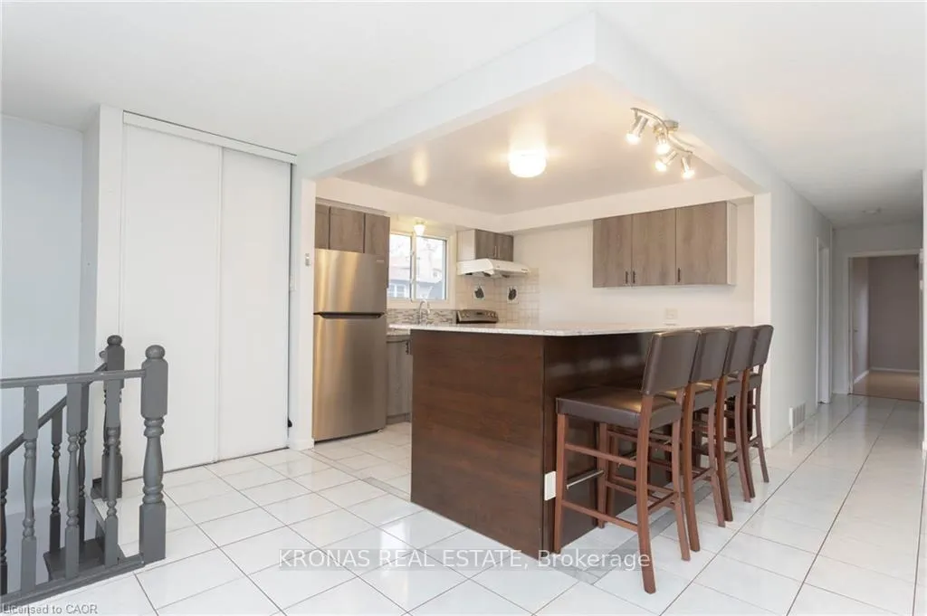 Photo 3 of 2303 Malcolm Crescent, Burlington, Brant Hills — HOMEH