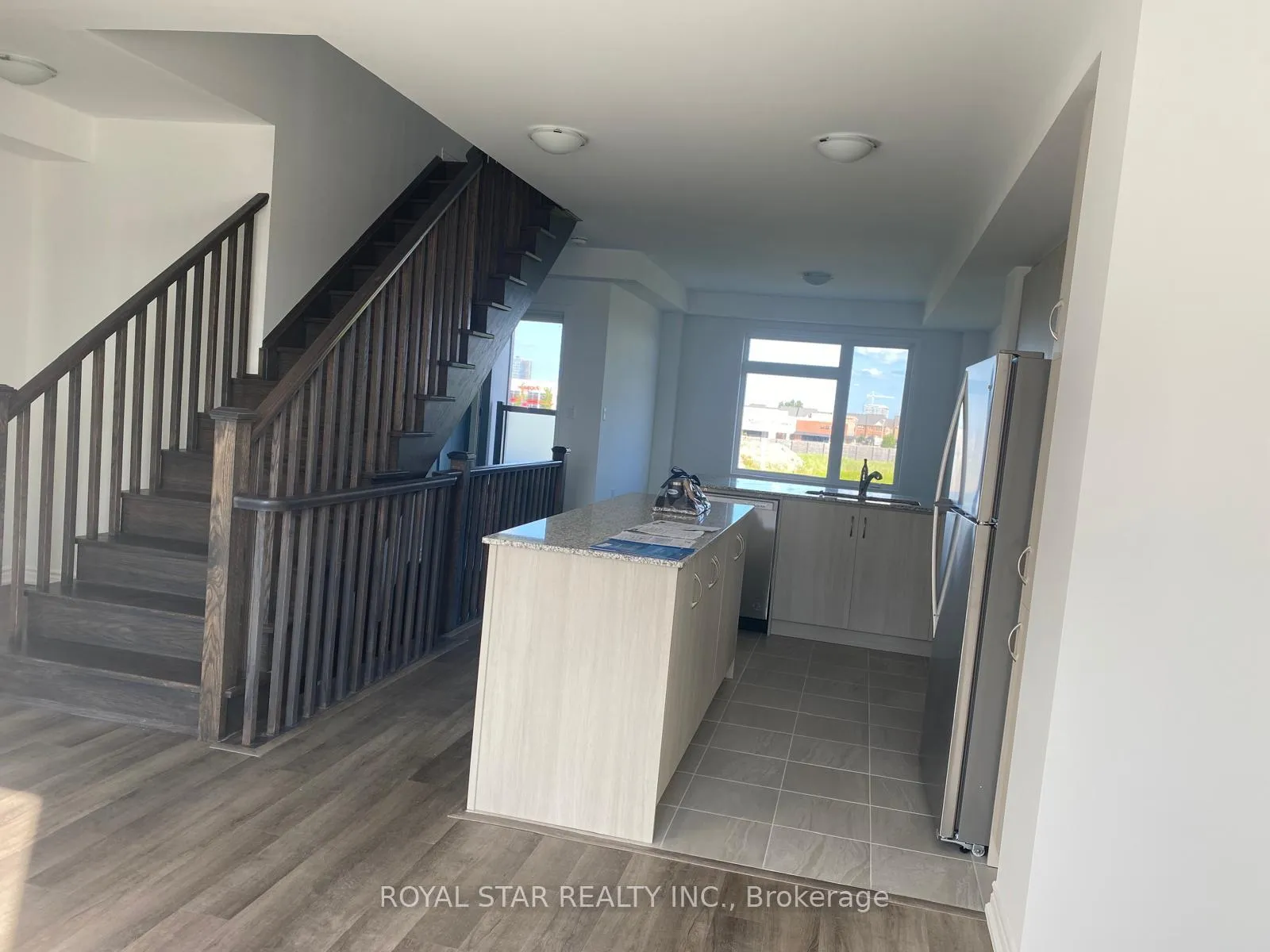 Photo 3 of 138 Keppel Circle, Brampton, Northwest Brampton — HOMEH