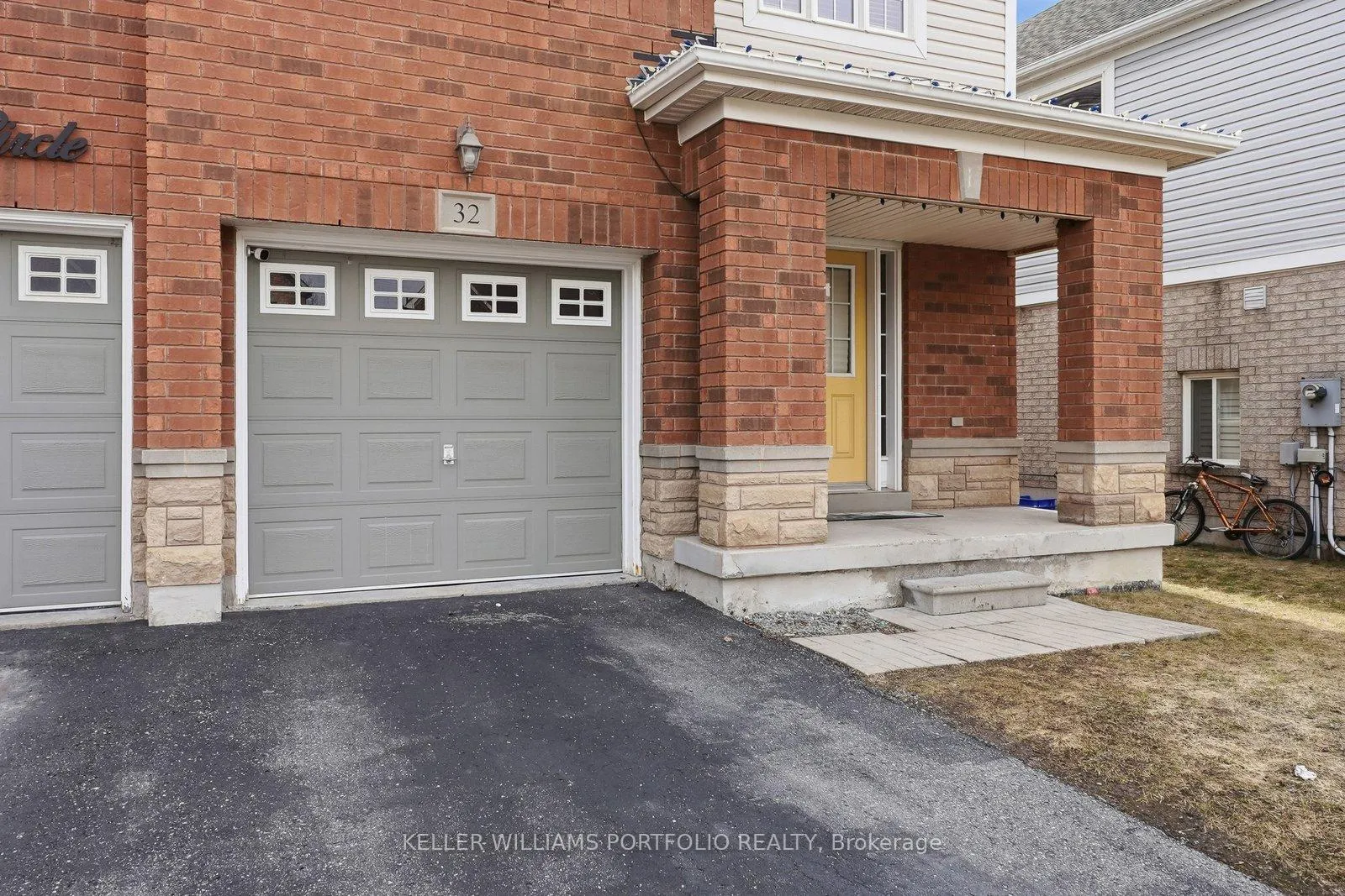 Photo 3 of 32 Warnford Circle, Ajax, Northeast Ajax — HOMEH