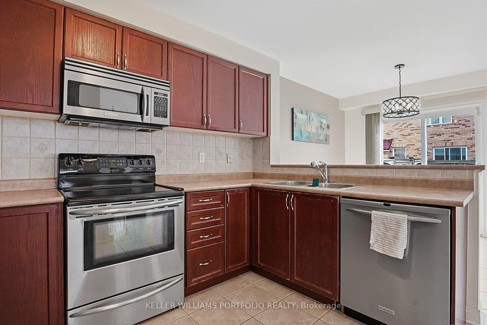 Photo 22 of 32 Warnford Circle, Ajax, Northeast Ajax — HOMEH
